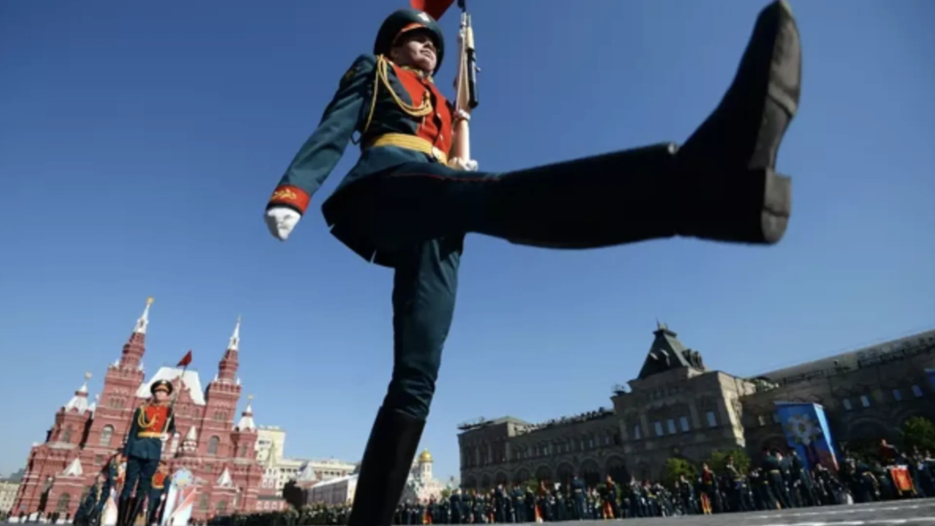 Участник парада потерял ботинок во время шествия по Красной площади