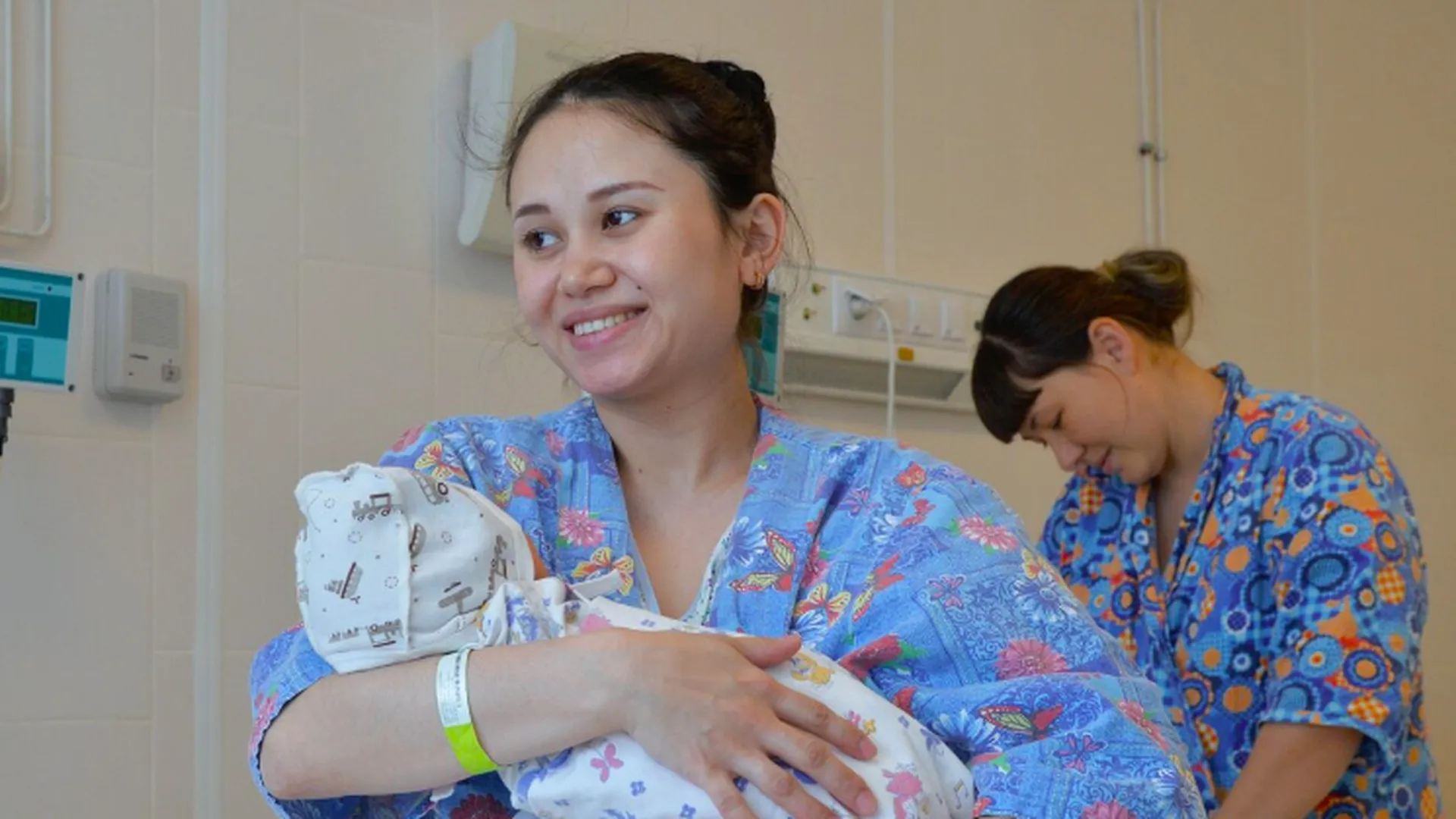 Молодые мамы с детьми в послеродовом отделении перинатального центра в Челябинске