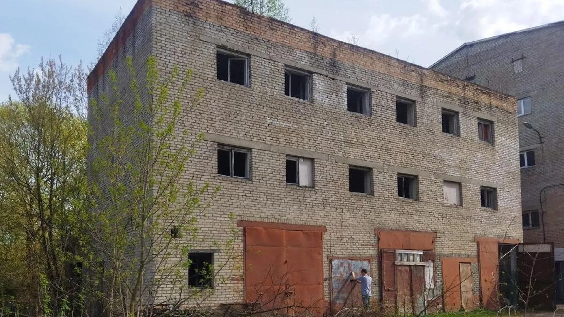 В подмосковном Павловском Посаде снесено аварийное нежилое здание