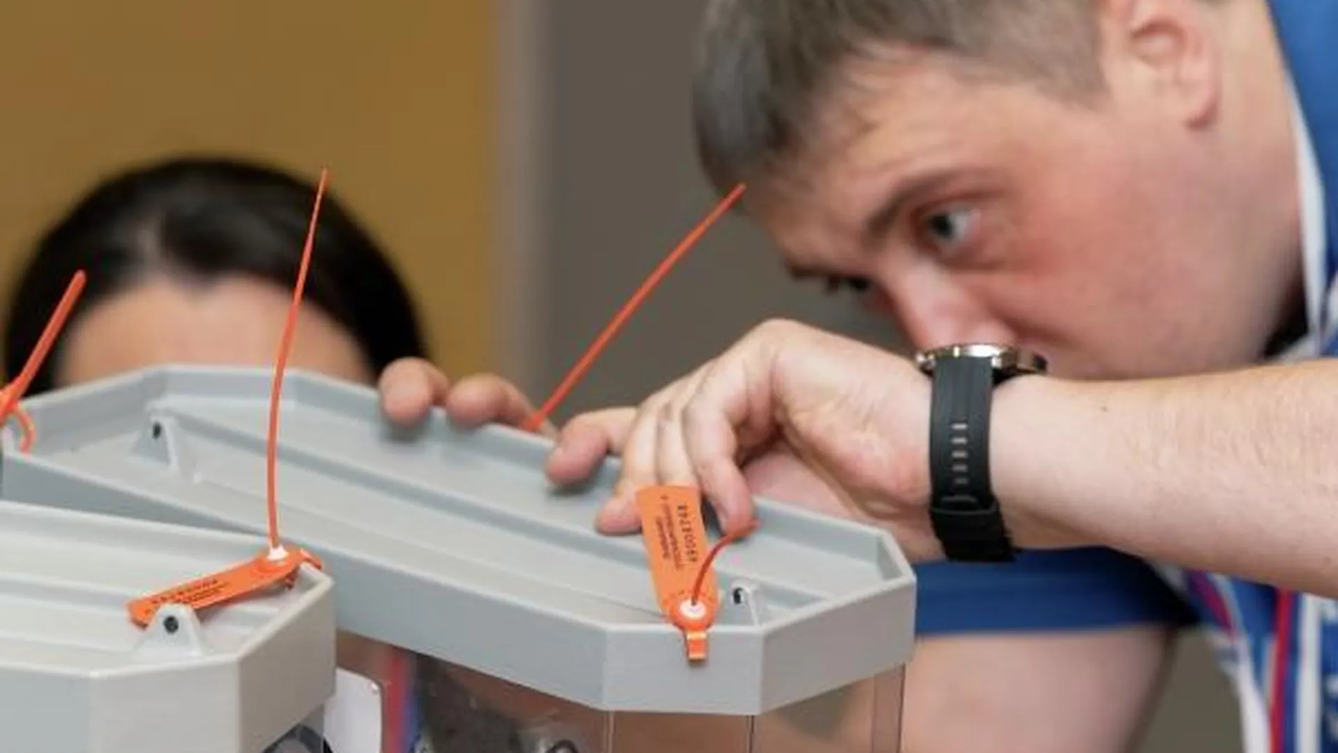 Избирательные участки открыли еще в пяти регионах России