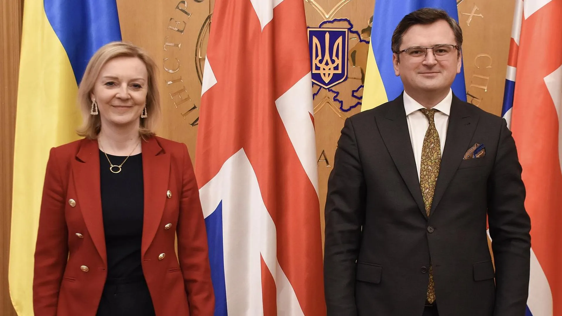 Лиз Трасс с украинским дипломатом Дмитрием Кулебой в Киеве. Фото: wikipedia.org
