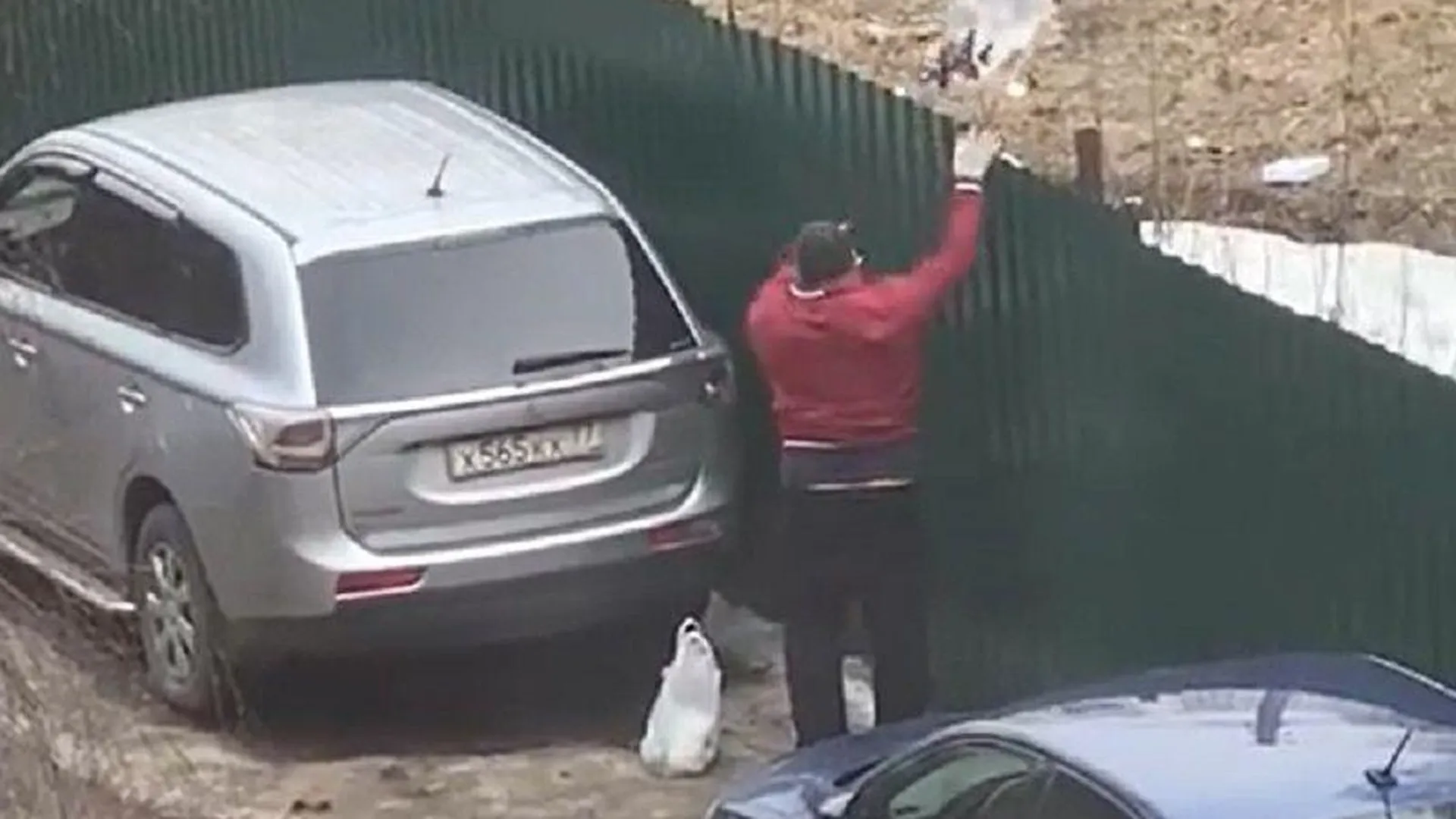 Житель Ивантеевки устроил мусорную свалку за соседским забором
