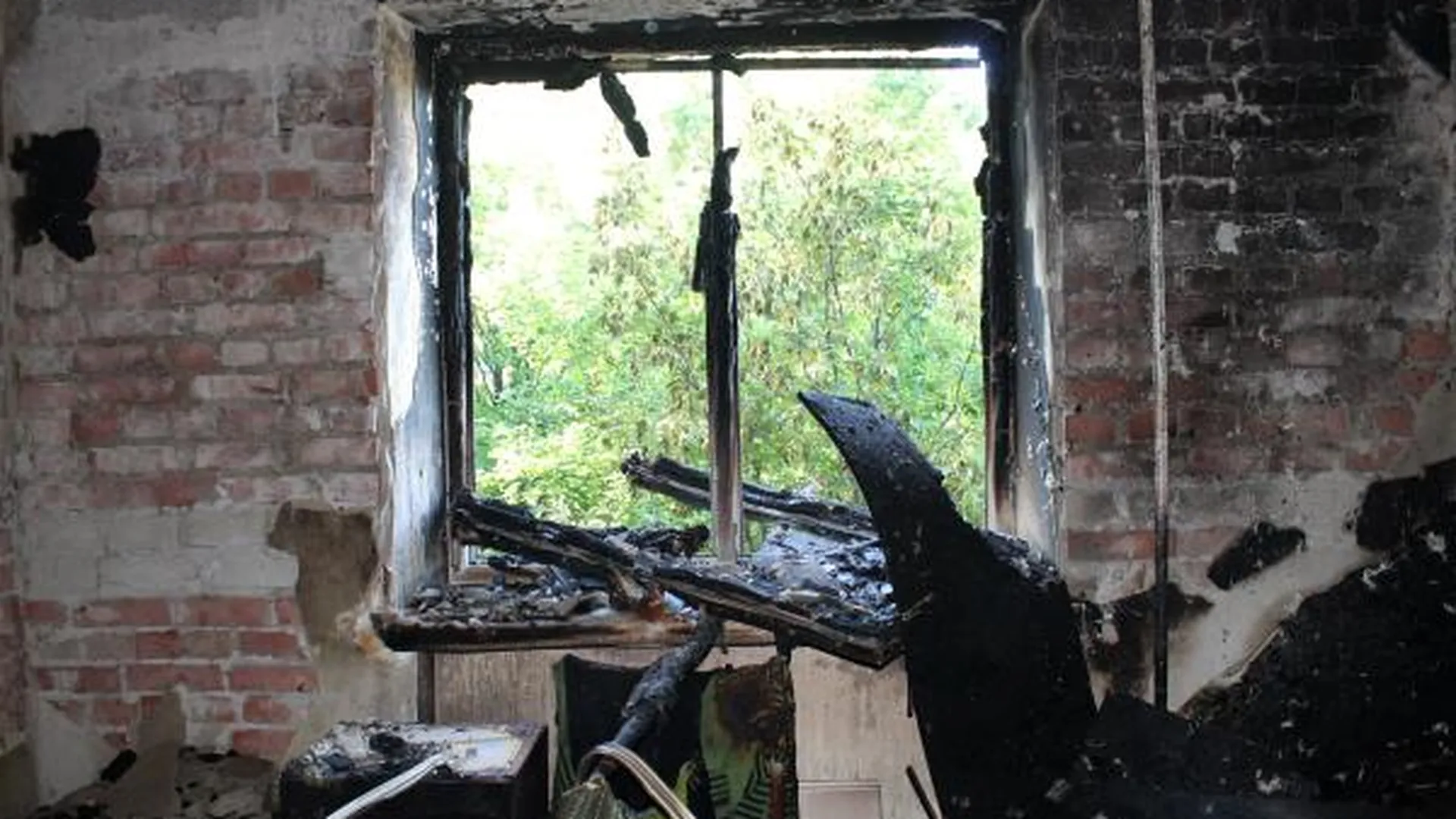 Женский труп, висящий на ремне на ручке двери, обнаружен в сгоревшем доме в Подольске