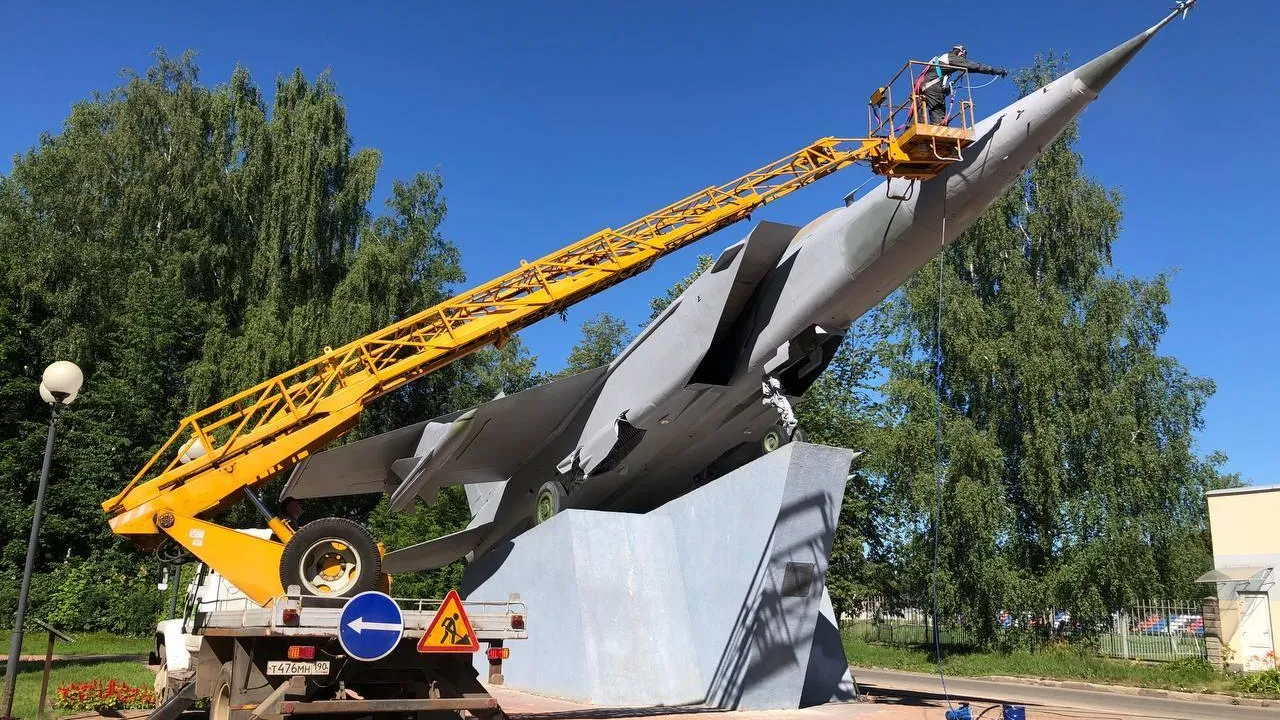 В Дубне приступили к покраске памятника МиГ-25