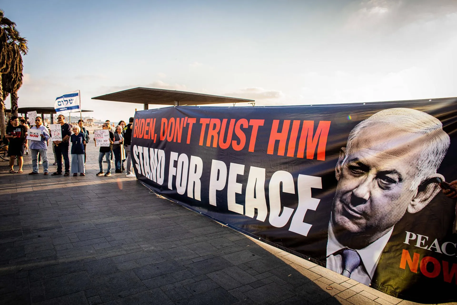 «Байден, не верь ему! Выступи за мир», — надпись на плакате против премьера Израиля Биньямина Нетаньяху, Тель-Авив