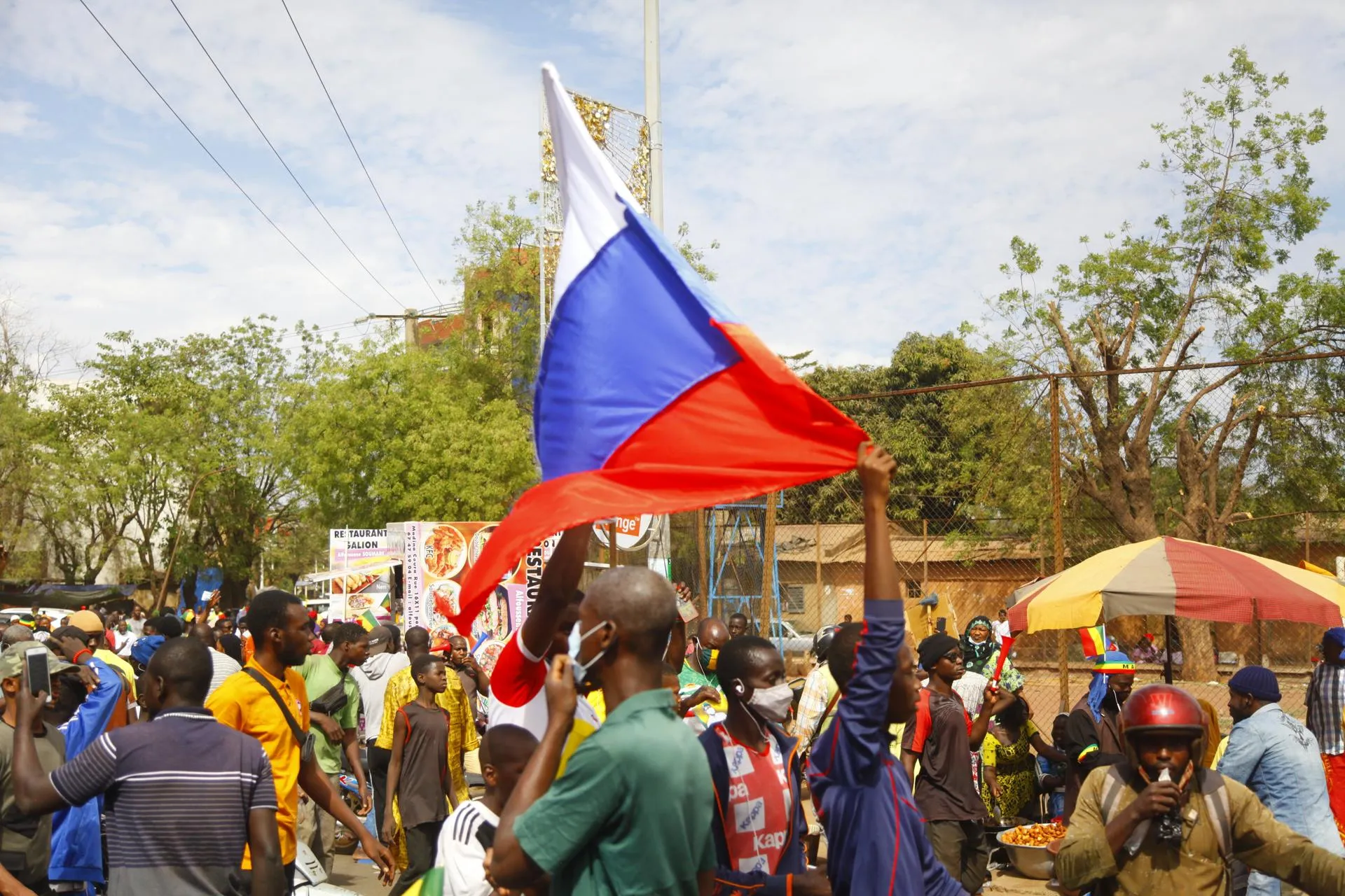 Участники протестов в Мали. Фото: Richard Mazzella / Keystone Press Agency