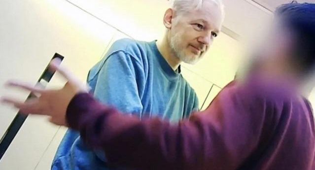 Основателя WikiLeaks Ассанжа освободили в зале суда