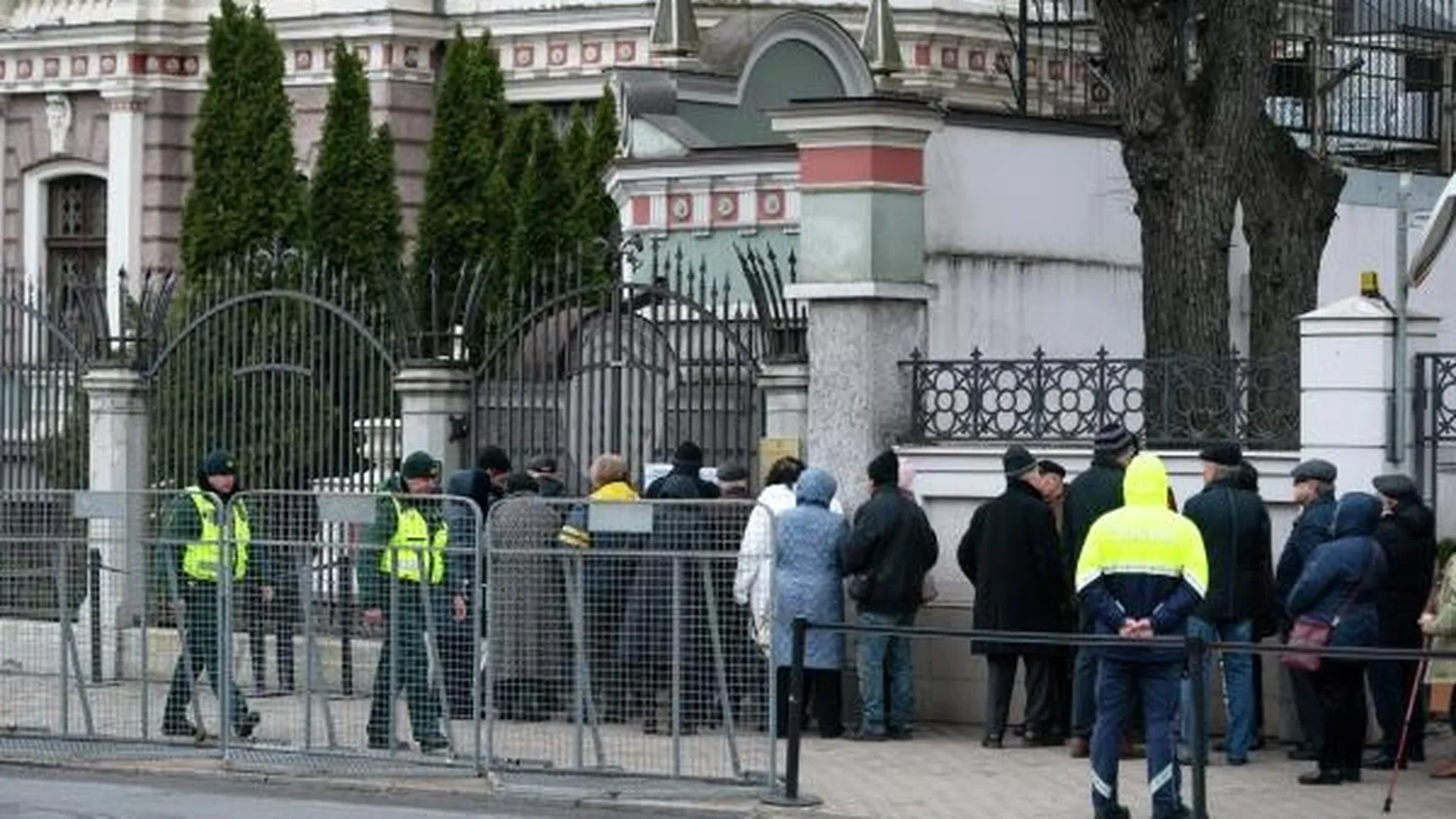 Полиция Латвии забрала документы у пришедших на выборы в посольство россиян