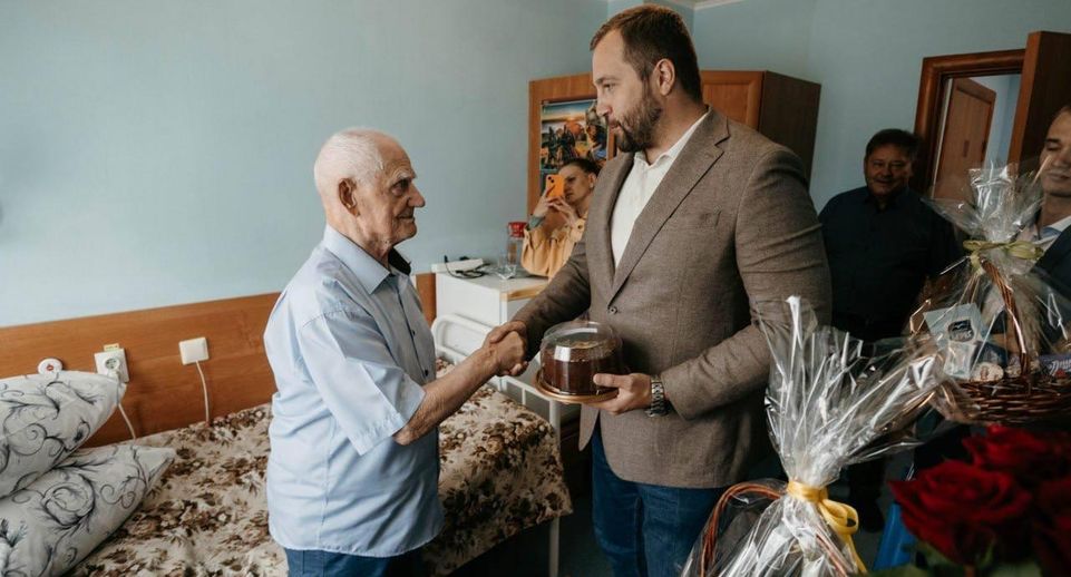 Глава Чехова Собакин поздравил ветерана Сударчикова с 99-летием
