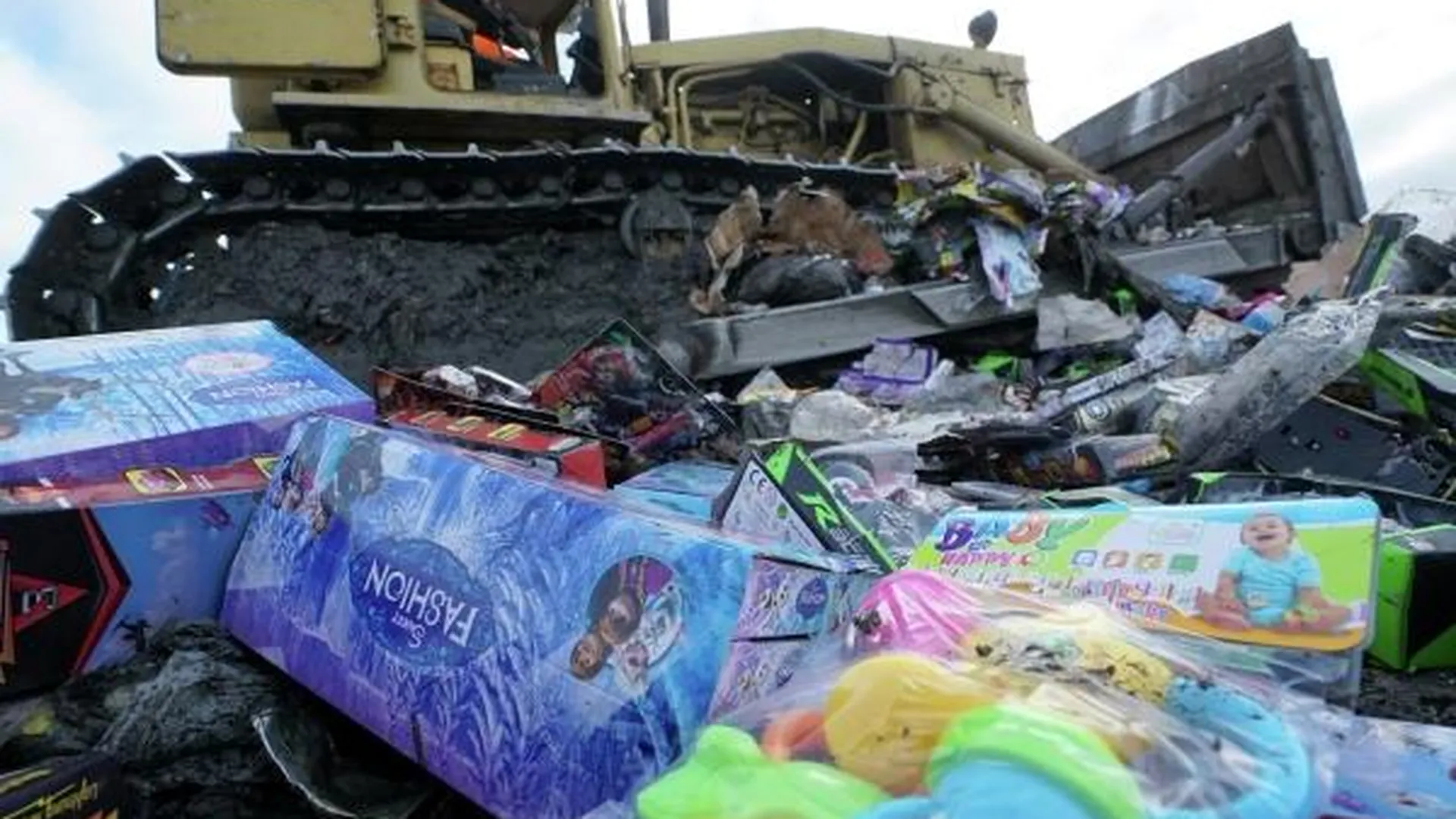 Уничтожение контрафактной партии детских игрушек, изъятой сотрудниками Калининградской таможни