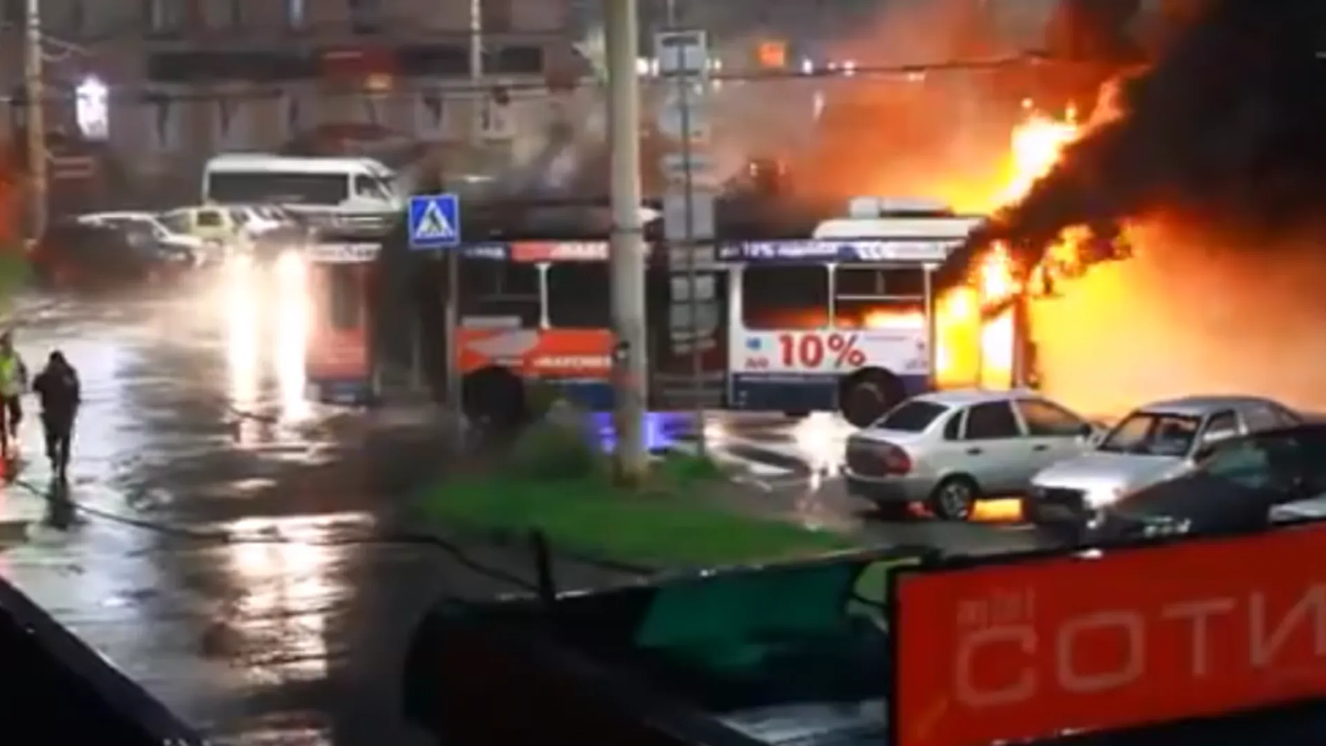 Молния ударила в троллейбус в Петрозаводске, спалив его дотла