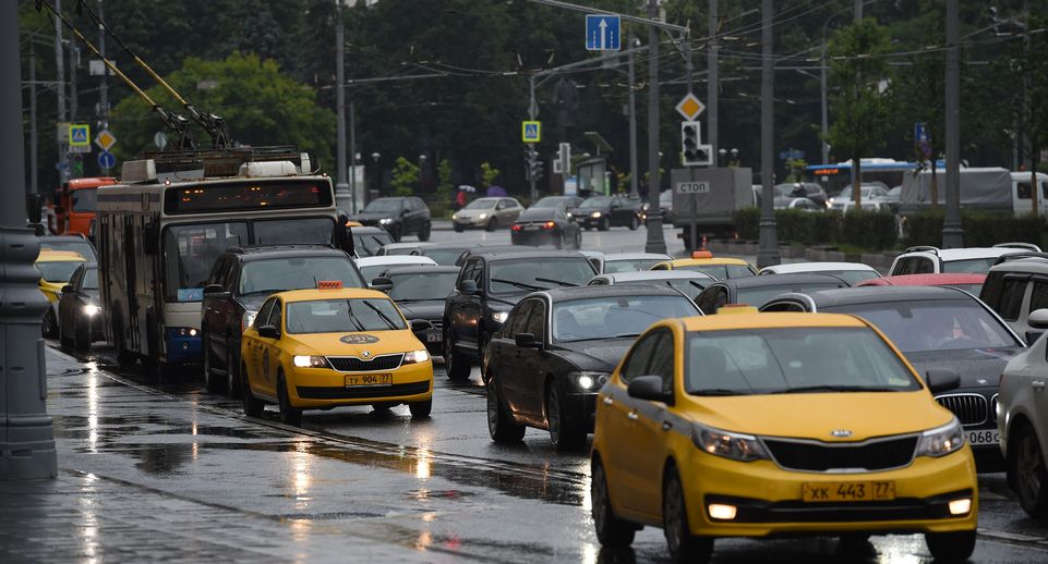 Пробки на дорогах Подмосковья оценили в 4 балла утром 6 августа