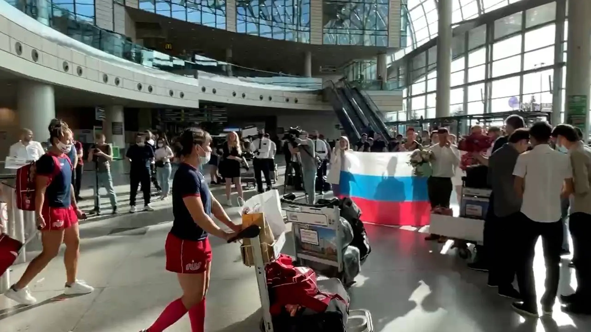 Женскую сборную России по регби встретили в аэропорту после успешного отбора на Олимпиаду