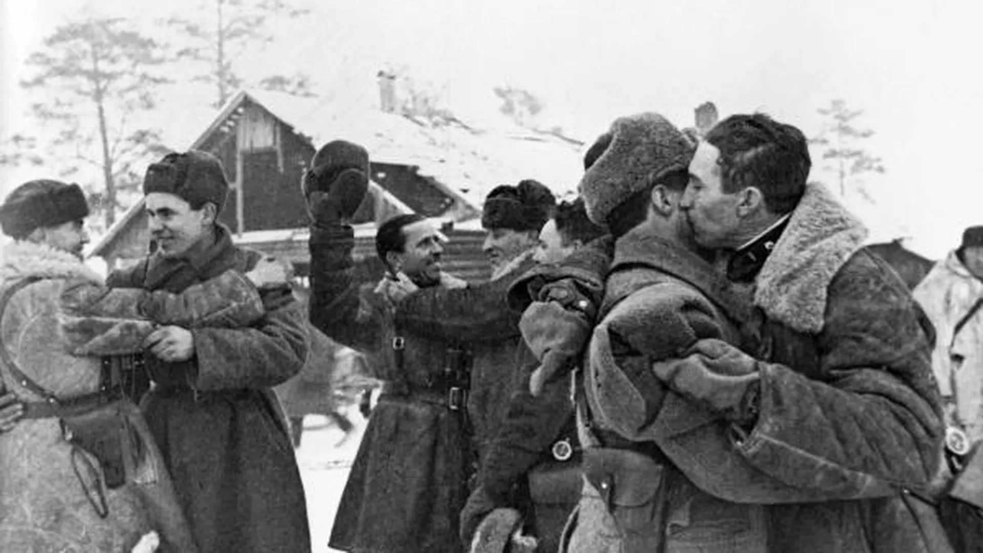 Прорыв блокады Ленинграда. Встреча солдат Ленинградского и Волховского фронтов 18 января 1943 года