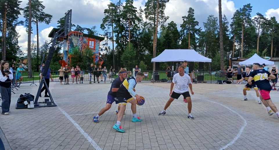 Восемь баскетбольных команд сразились на турнире по стритболу в Балашихе