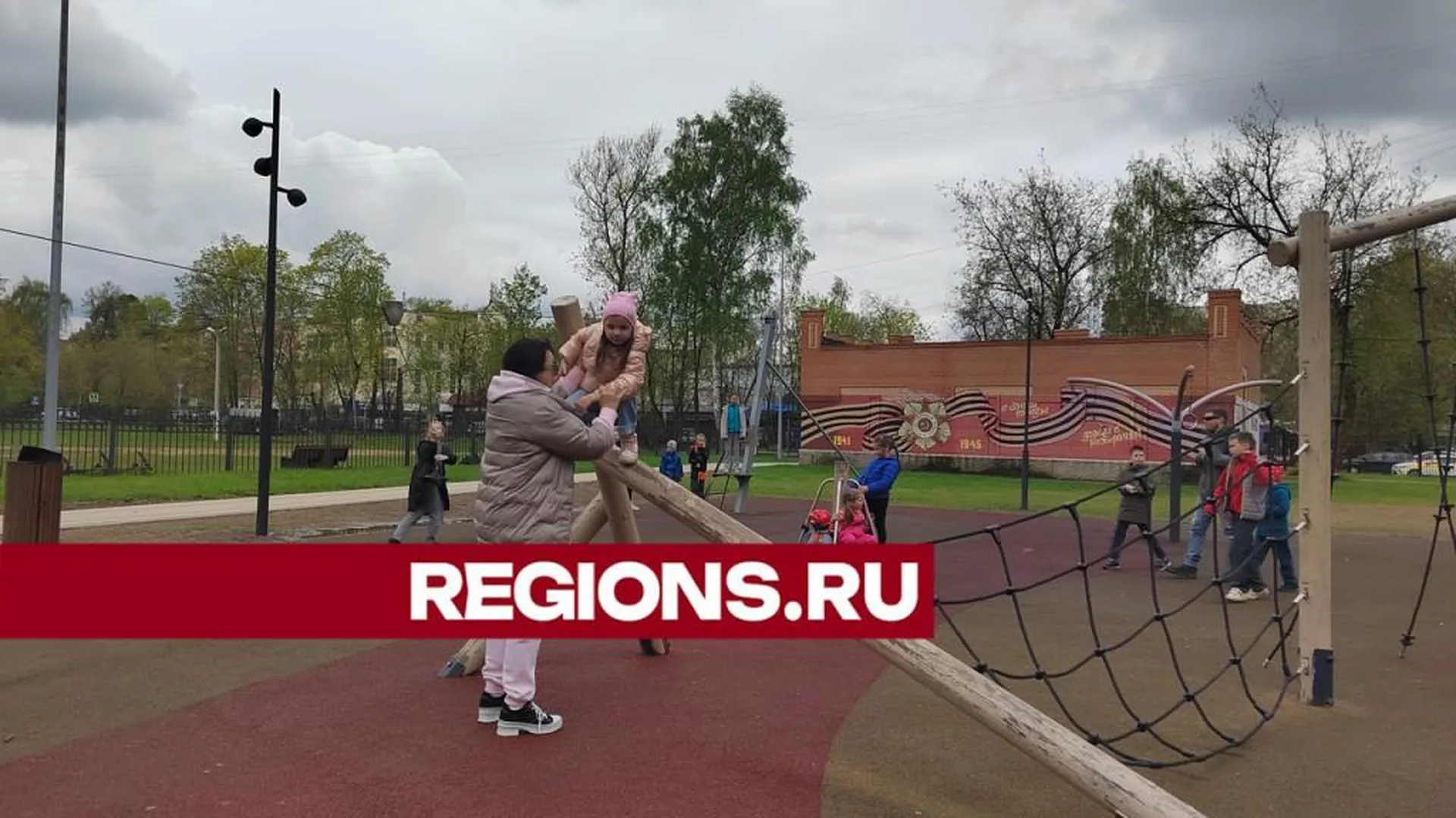 Резиновое покрытие на детских и спортивных площадках отремонтируют в парках округа Пушкинский