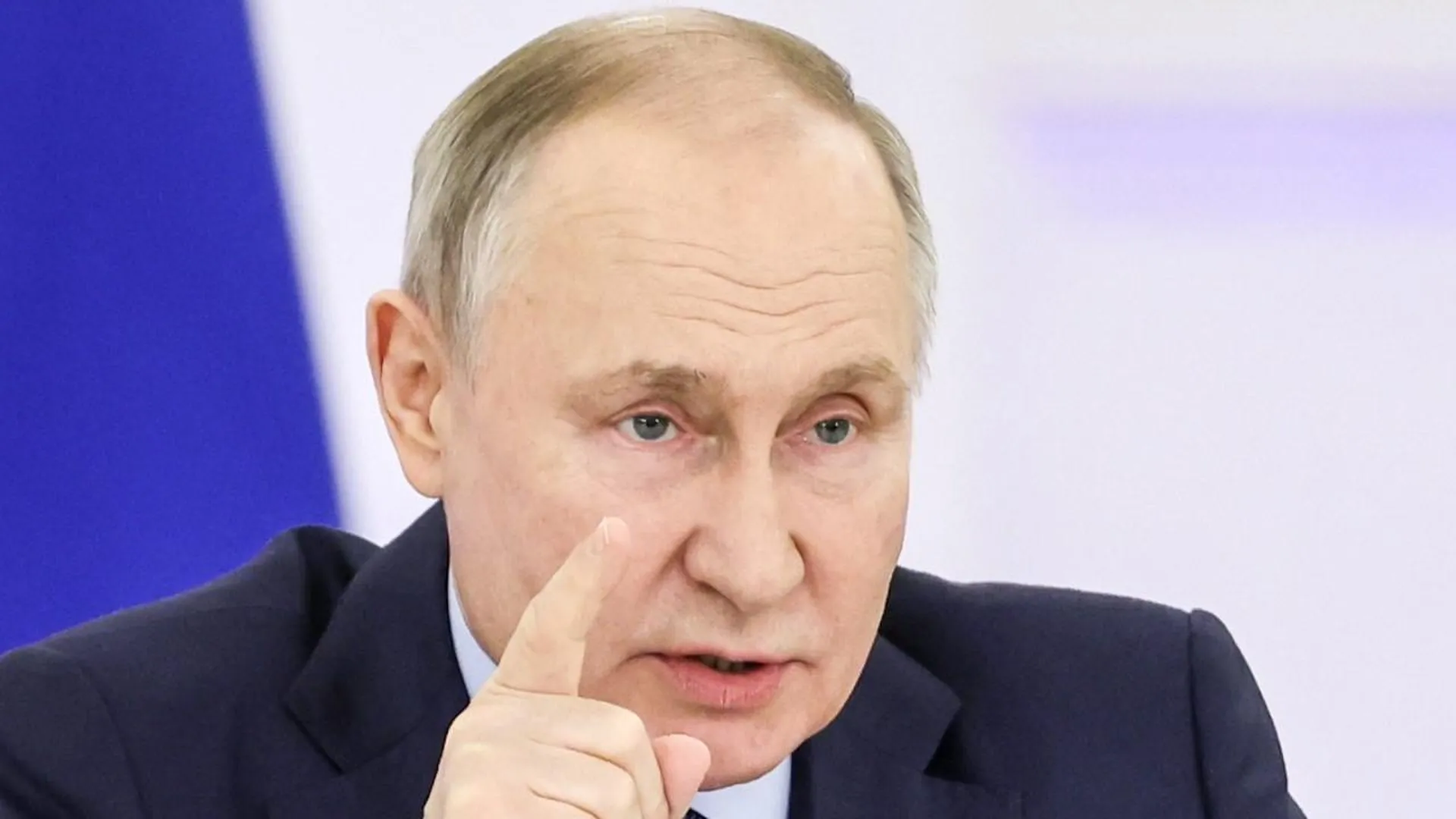 Путин заявил о необходимости снятия с учителей лишней нагрузки