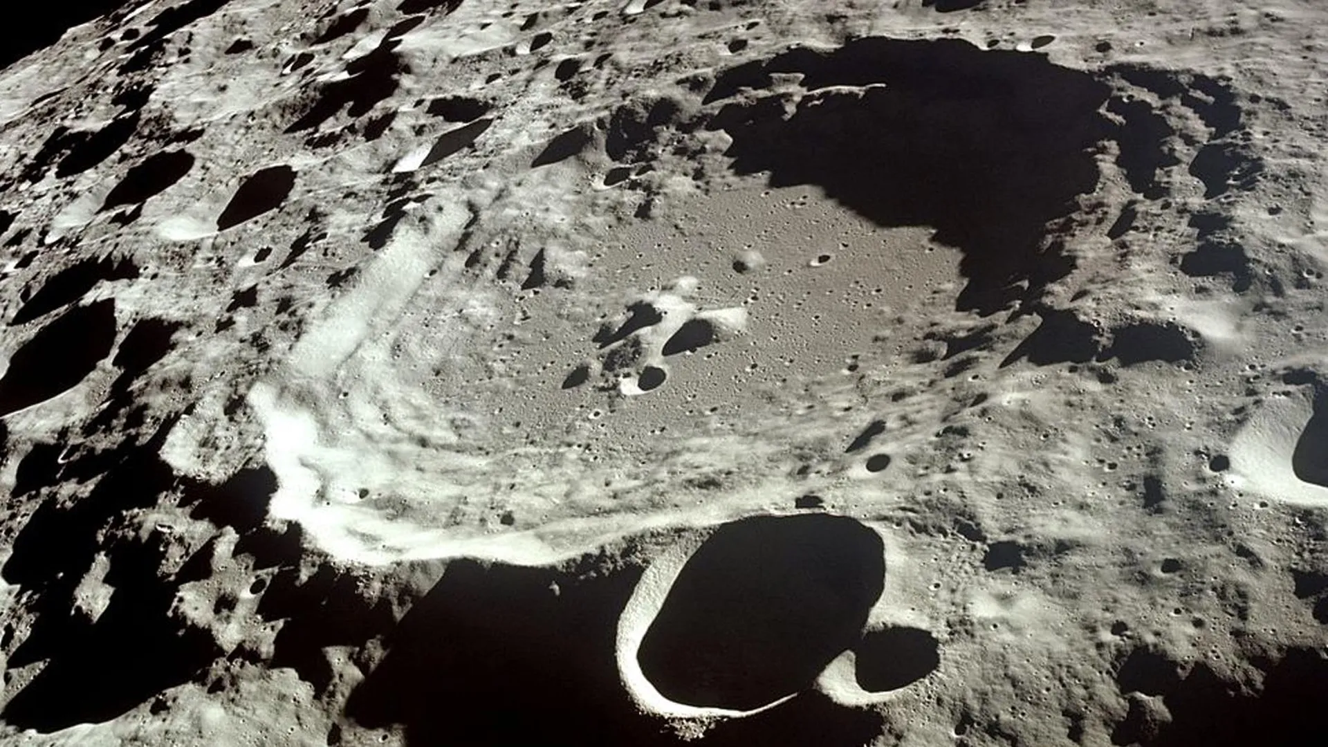 Лунный кратер Дедал (диаметр — 93 километра, глубина — 3 километра), фото 1969 года
