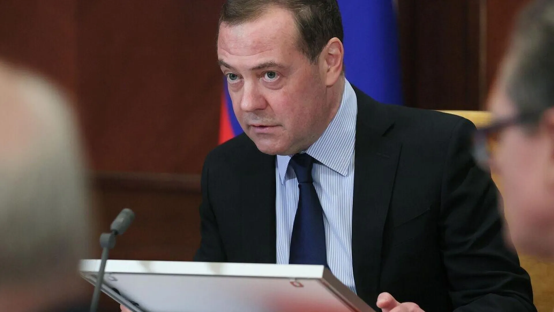 Медведев включил противостояние внешним врагам в приоритеты России