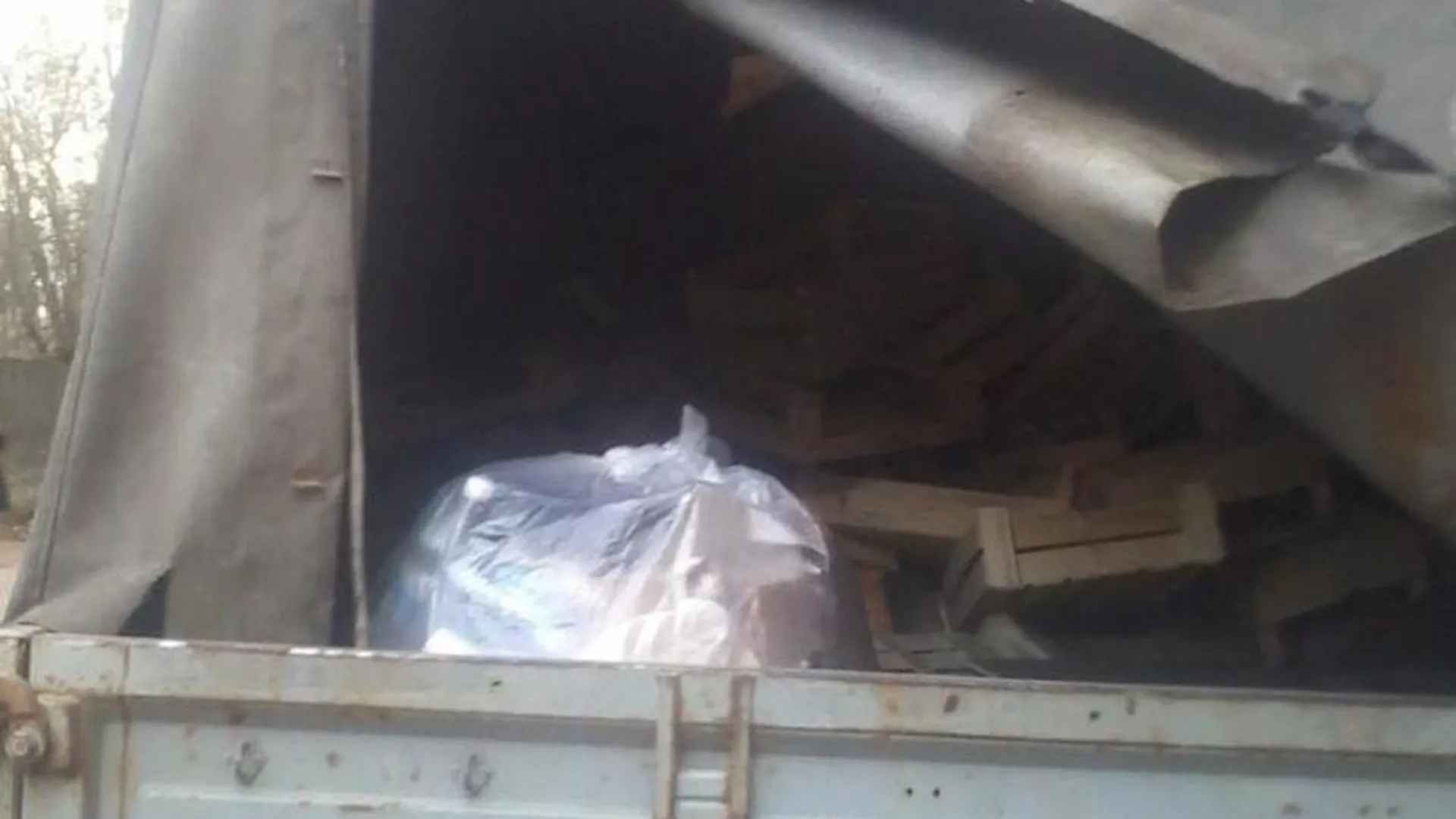 «Газель»-мусорка у магазина в Пушкине мешает жителям