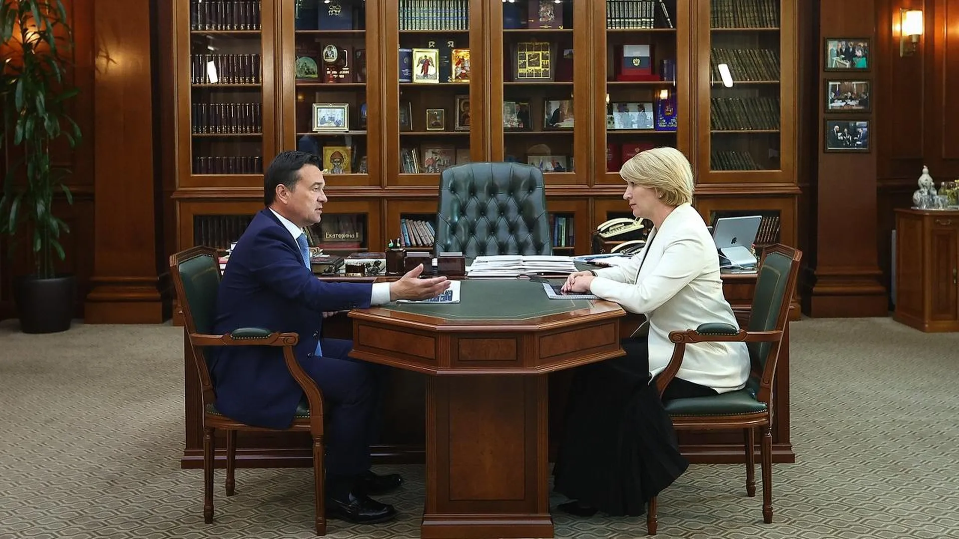 Губернатор Подмосковья провел рабочую встречу с главой Мытищ