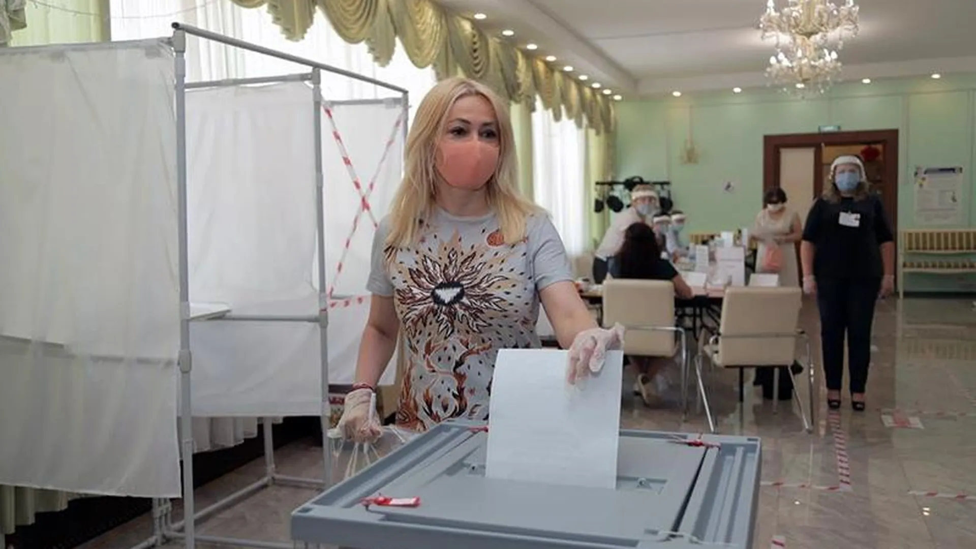 «Важно проголосовать, а не сидеть дома»: продюсер Яна Рудковская отдала свой голос по поправкам в Одинцовском округе 