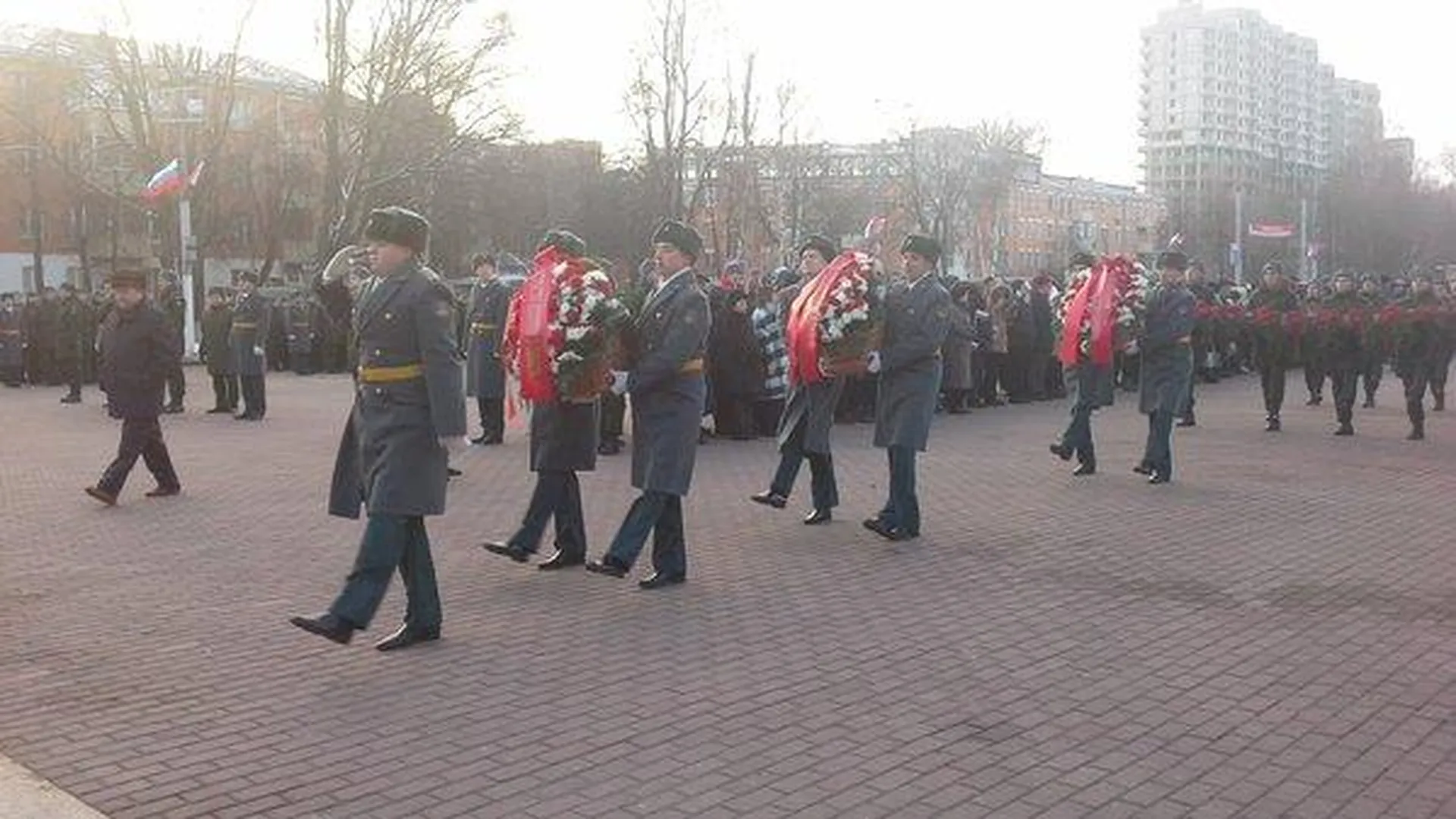 Делегации МО и Беларуси возложили цветы к мемориалу в Подольске