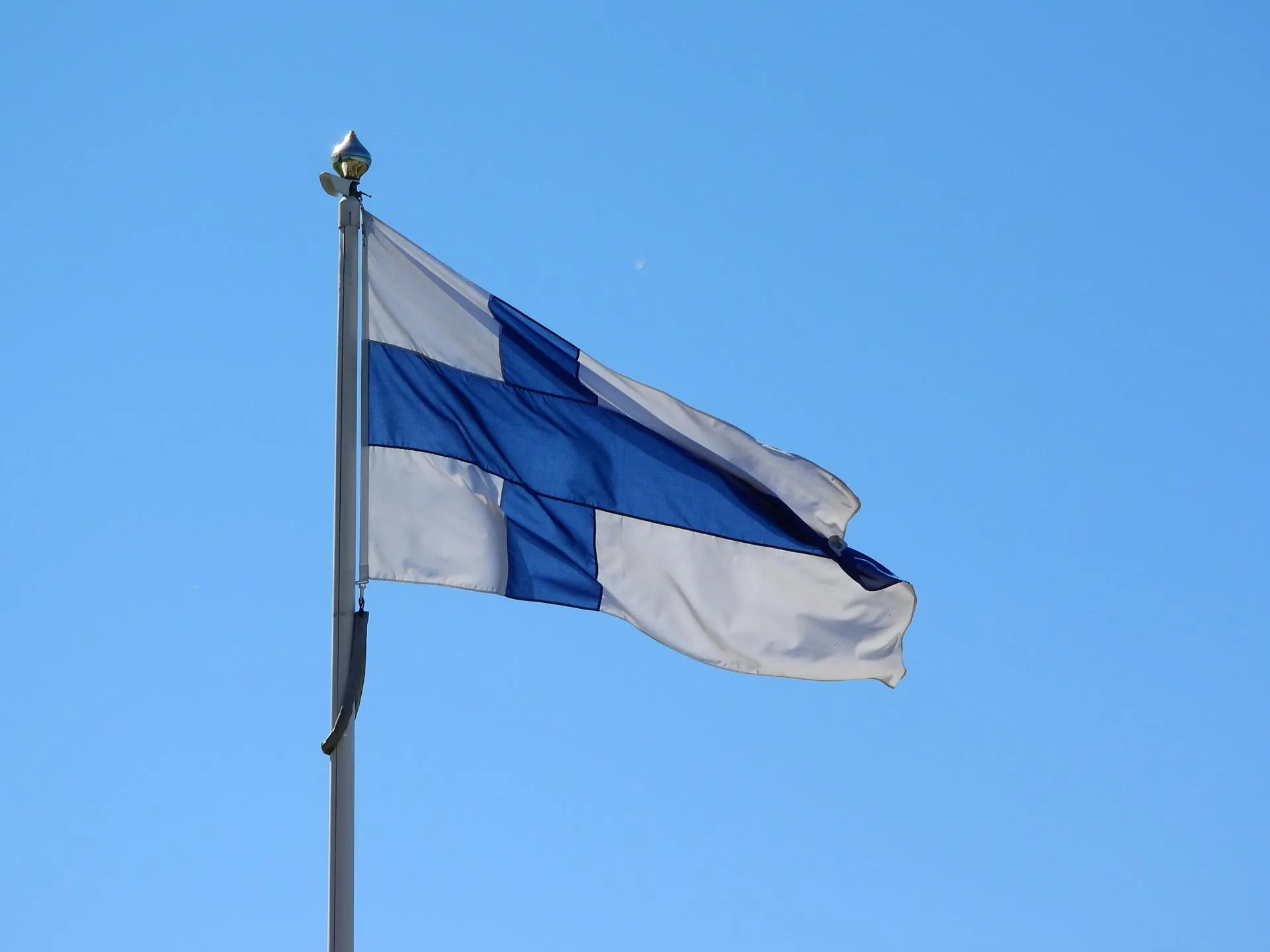 В Финляндии возле мэрии два раза за неделю испортили флаг Украины
