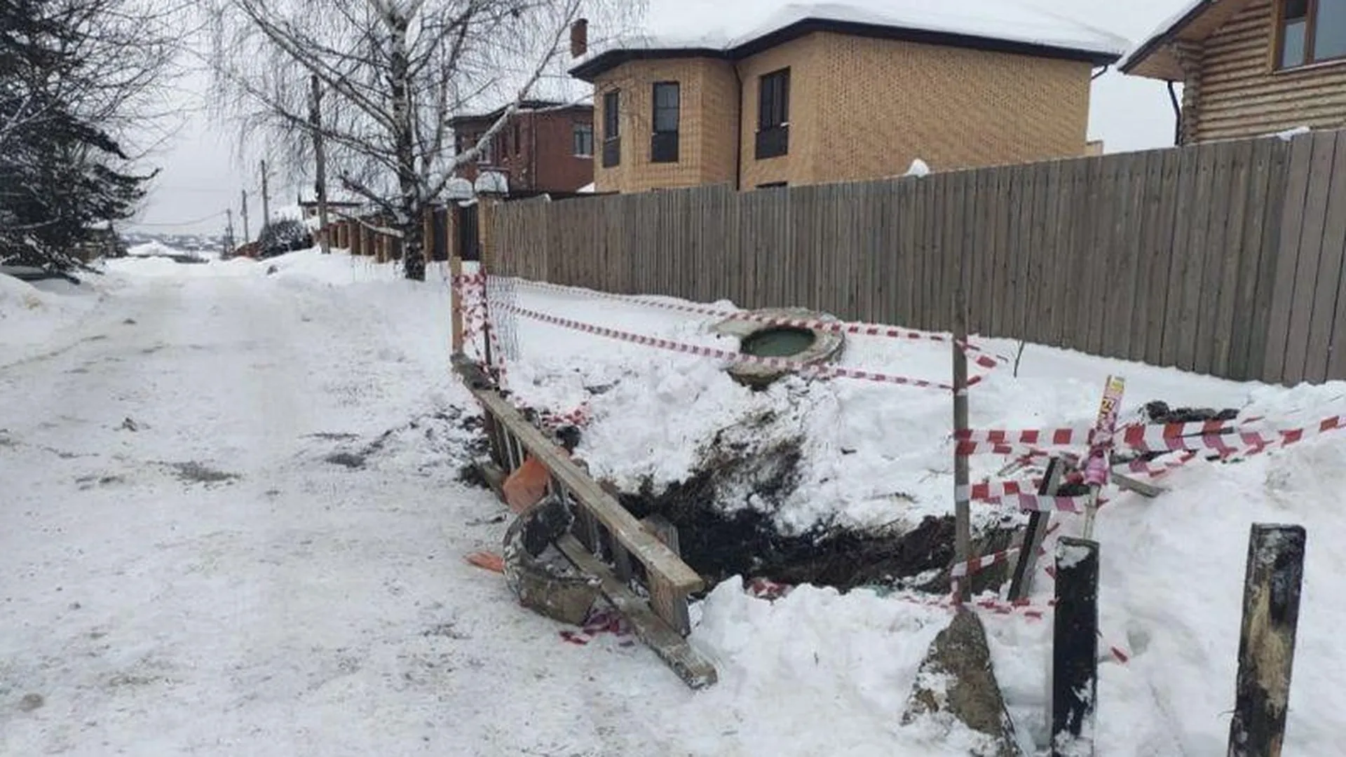 Снегоуборщик протаранил магистральный водопровод и учинил опасную яму в Сергиевом Посаде