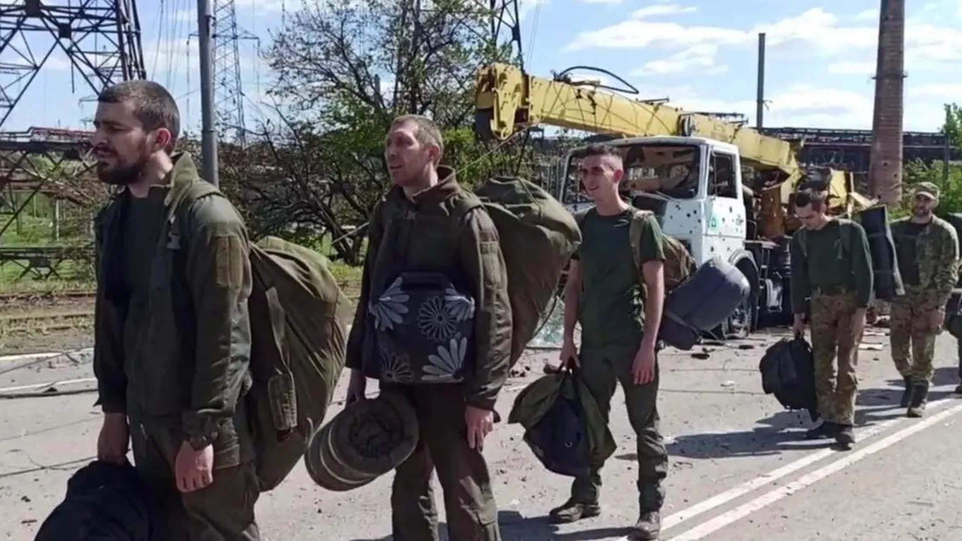 Сдавшиеся в плен украинские военнослужащие и боевики «Азова»**