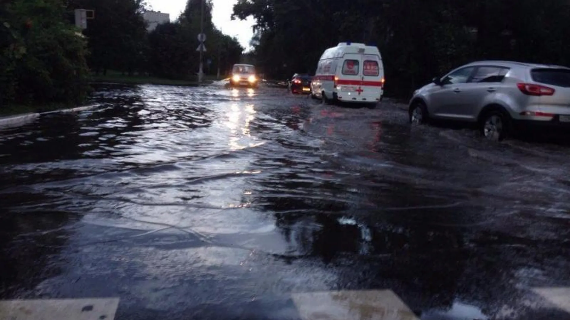 Несколько улиц затопило во время урагана в Орехово-Зуеве