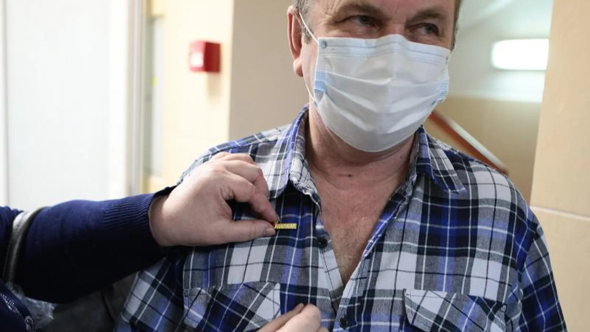 Значки Vaccinated раздали привившимся от коронавируса жителям Истры 