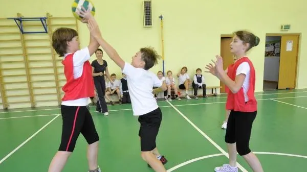 Учитель физкультуры вымогает новый мяч у школьников в Клину