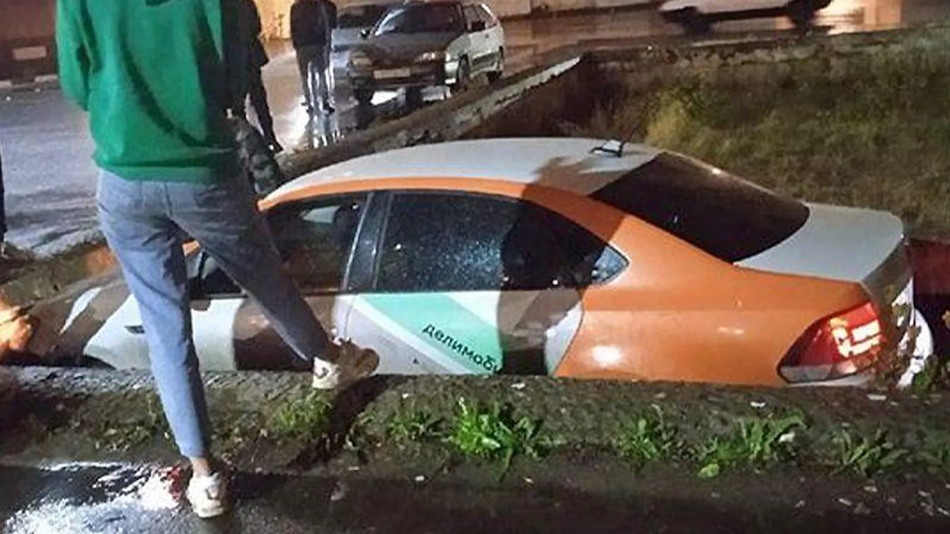 Автомобиль каршеринга снес забор и перевернулся в Жуковском