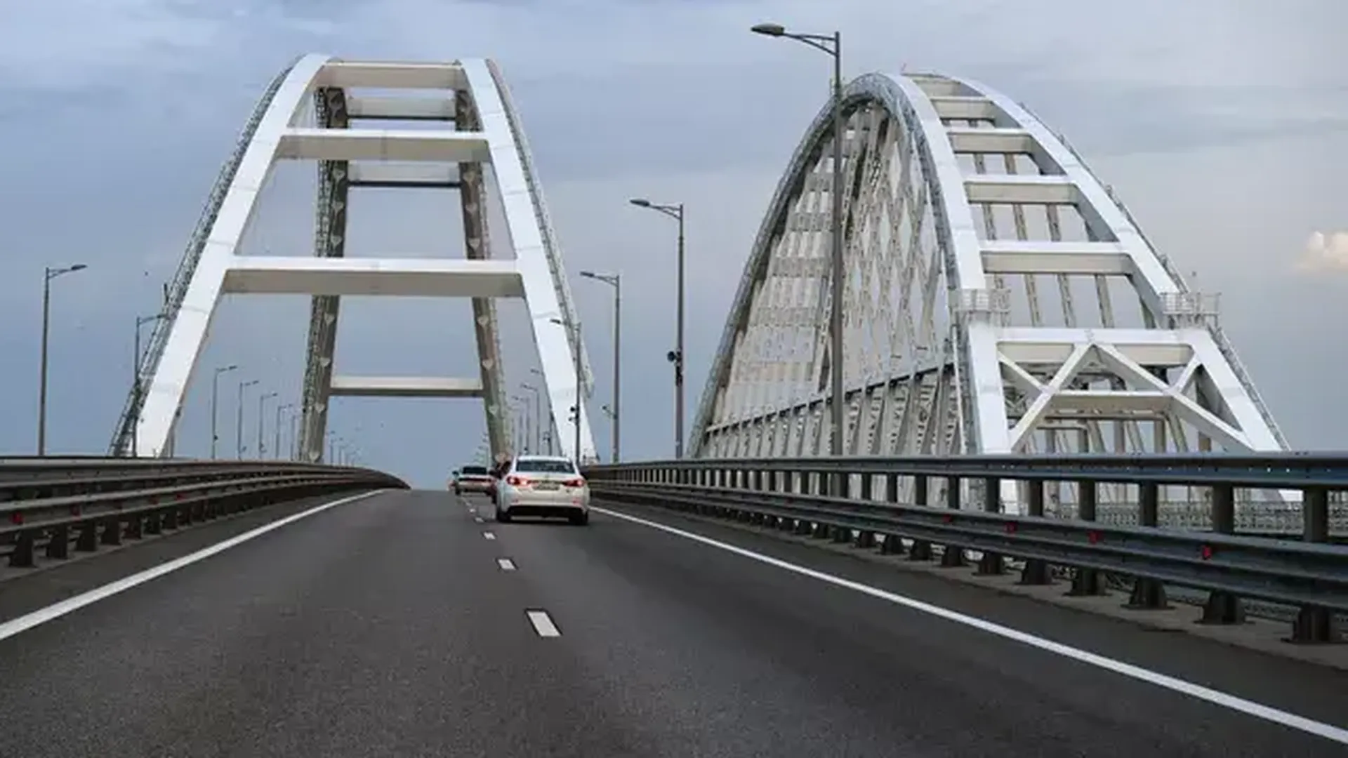 Движение на Крымском мосту приостановили уже в третий раз за ночь