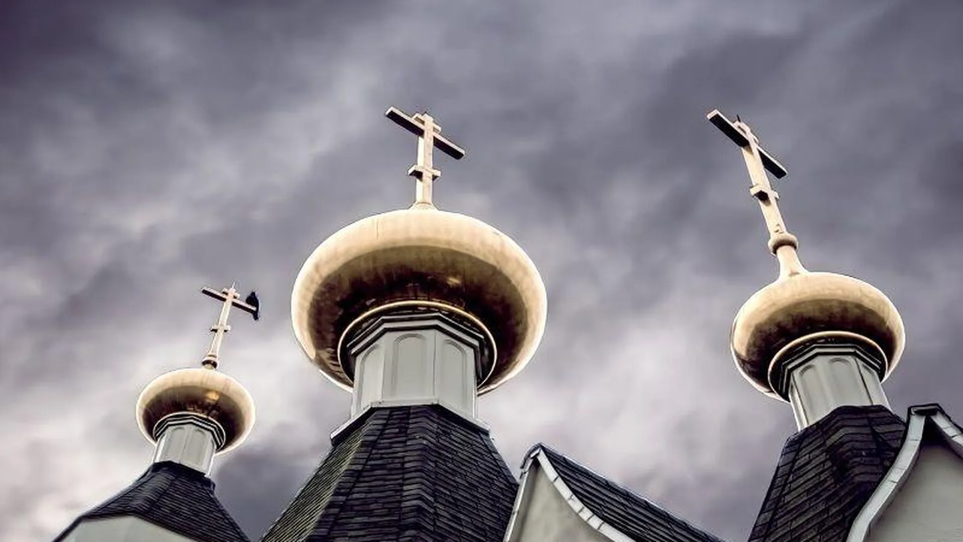 Вандалы отломили кресты на храме в Серпухове