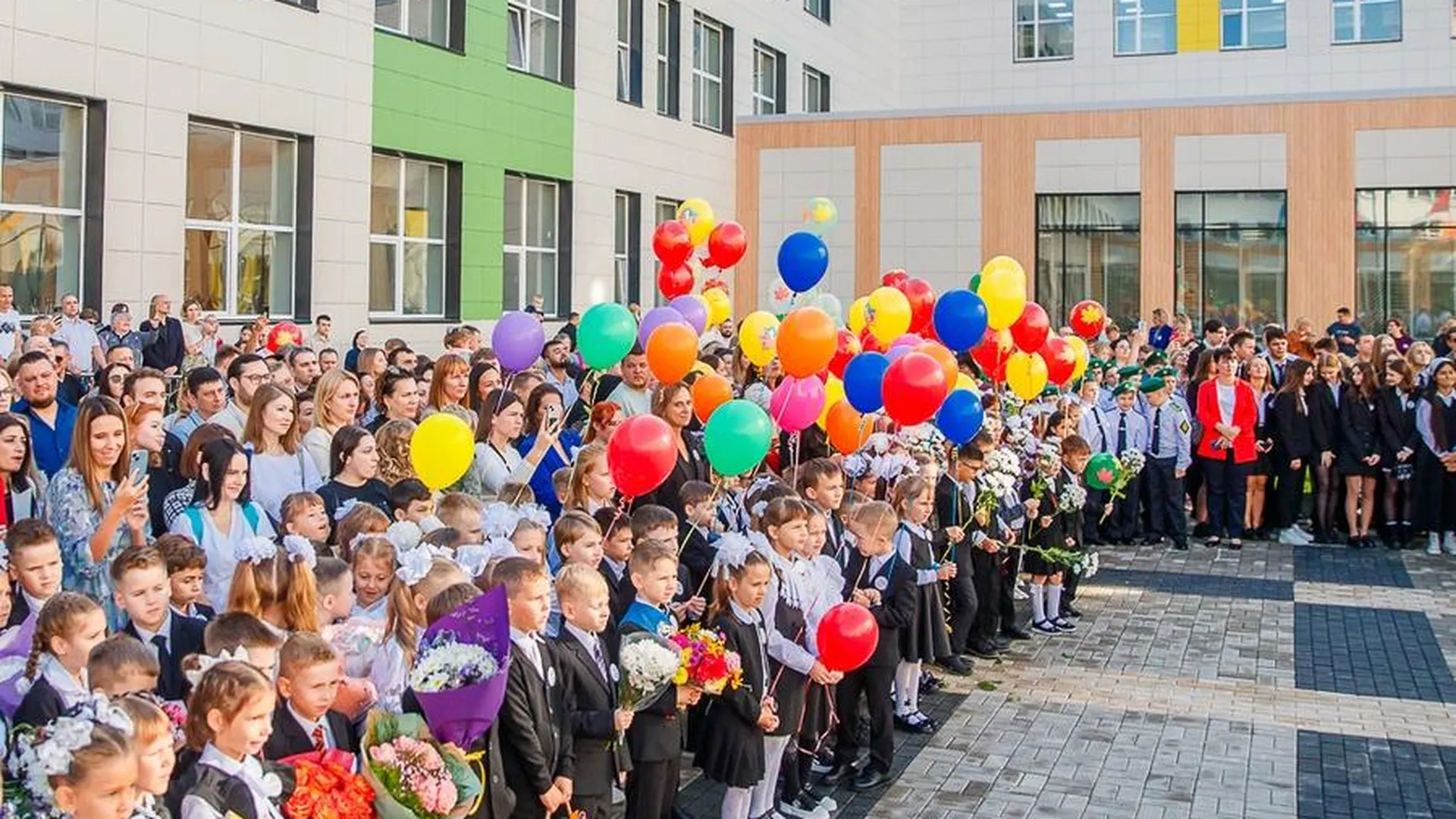 Почти 60 тысяч школьников Одинцова встретили начало нового учебного года