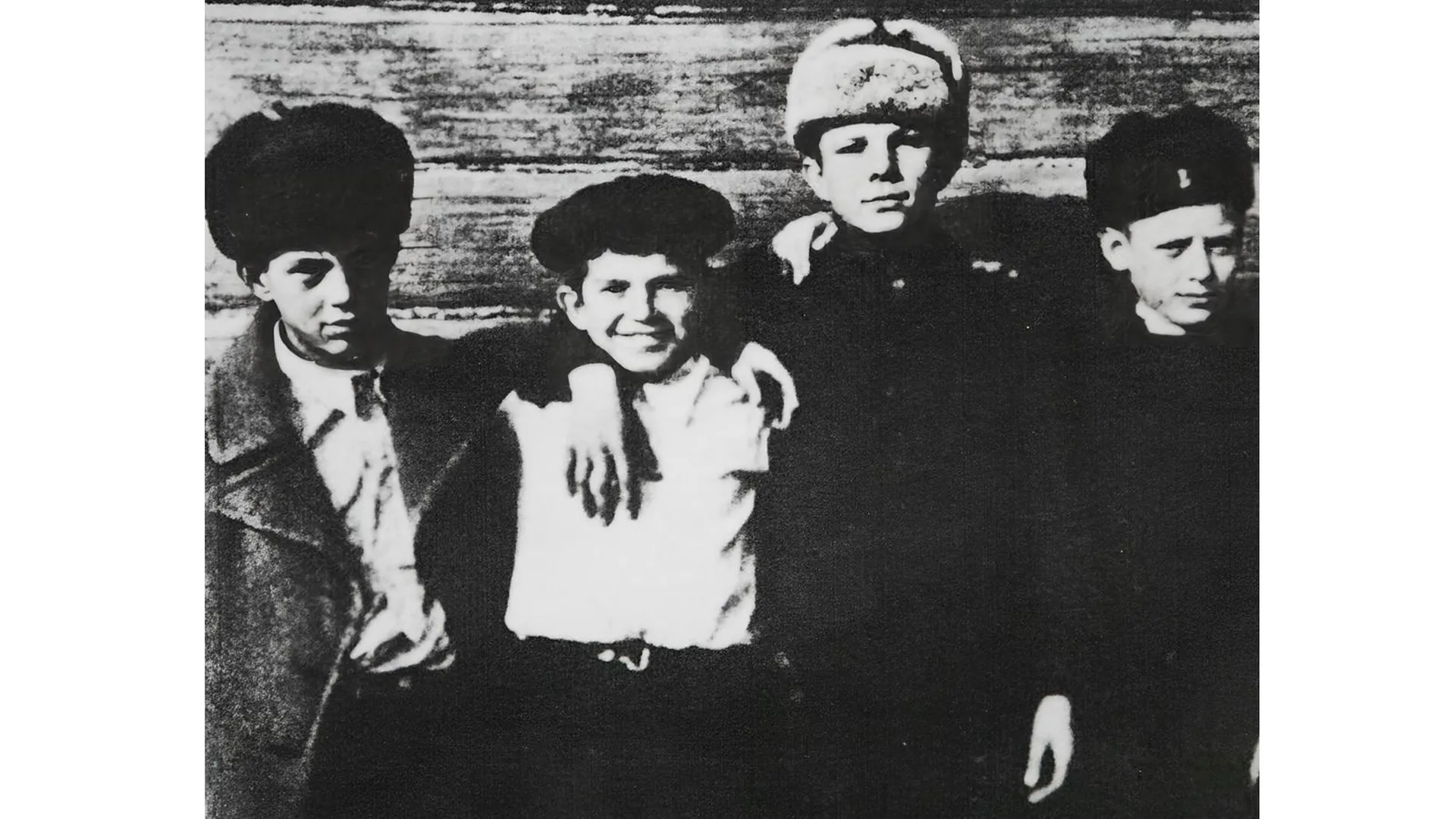 Гагарин (третий слева, в светлой шапке-ушанке) с однокашниками. Фото: Nikolay Titov
