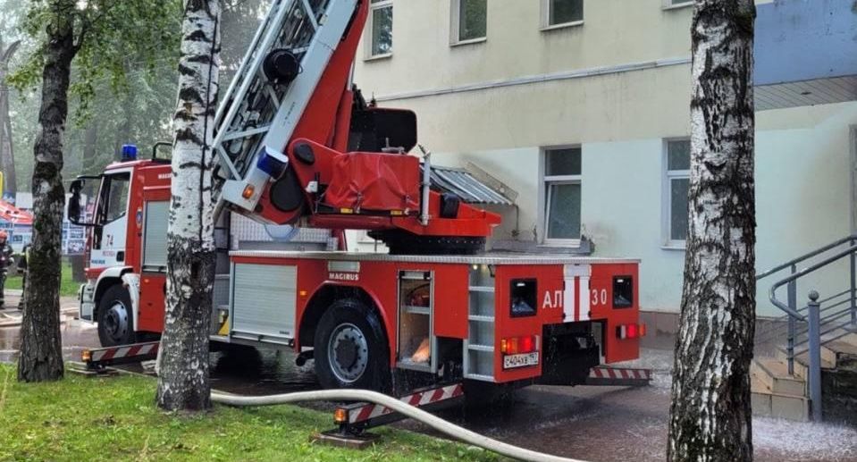 МЧС: в Москве при тушении пожара пострадали двое спасателей
