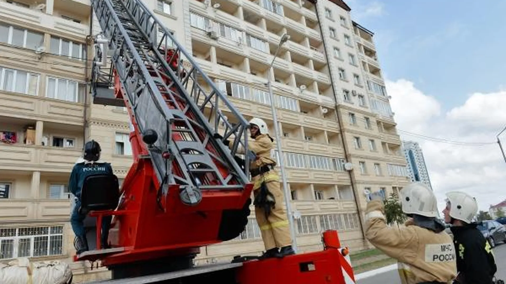 В Подмосковье испытали новую пожарную автолестницу