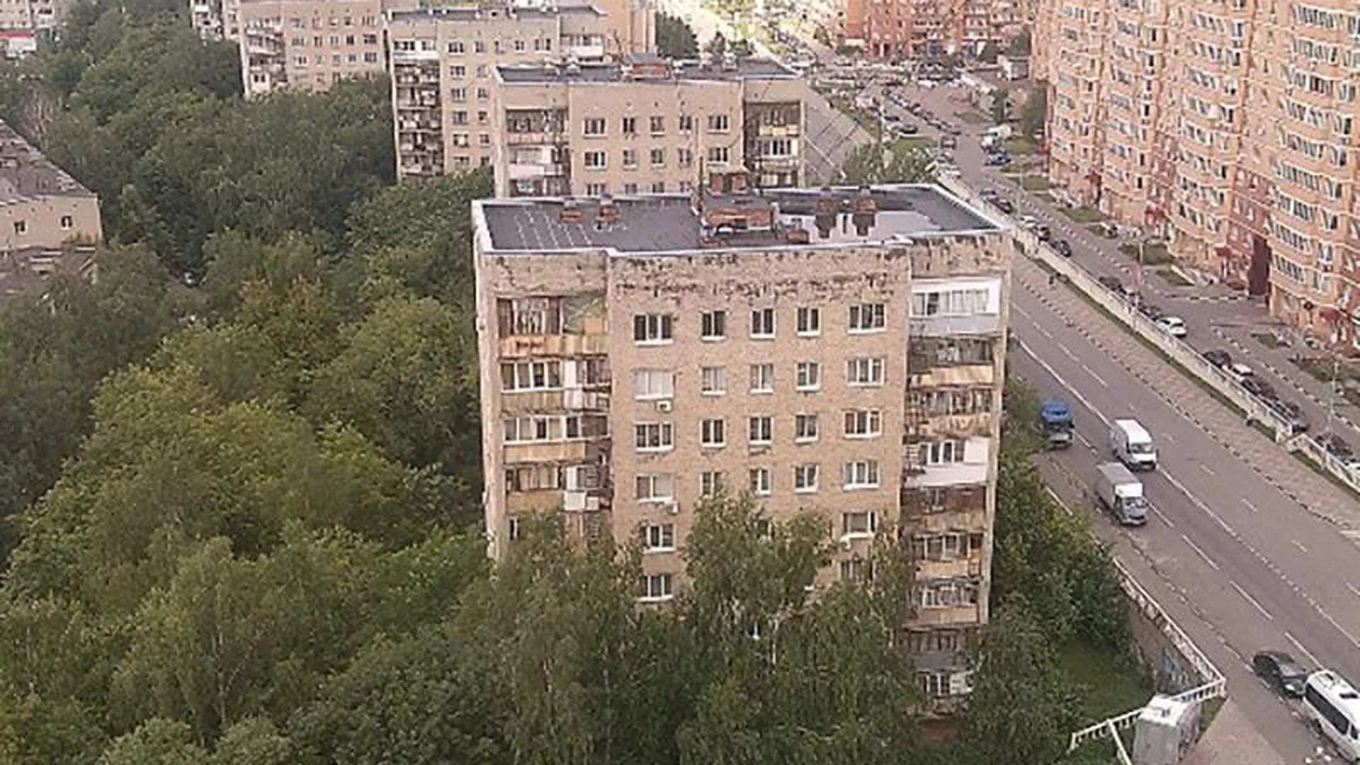 С крыши одного из жилых домов в Дзержинском откачали целое озеро 