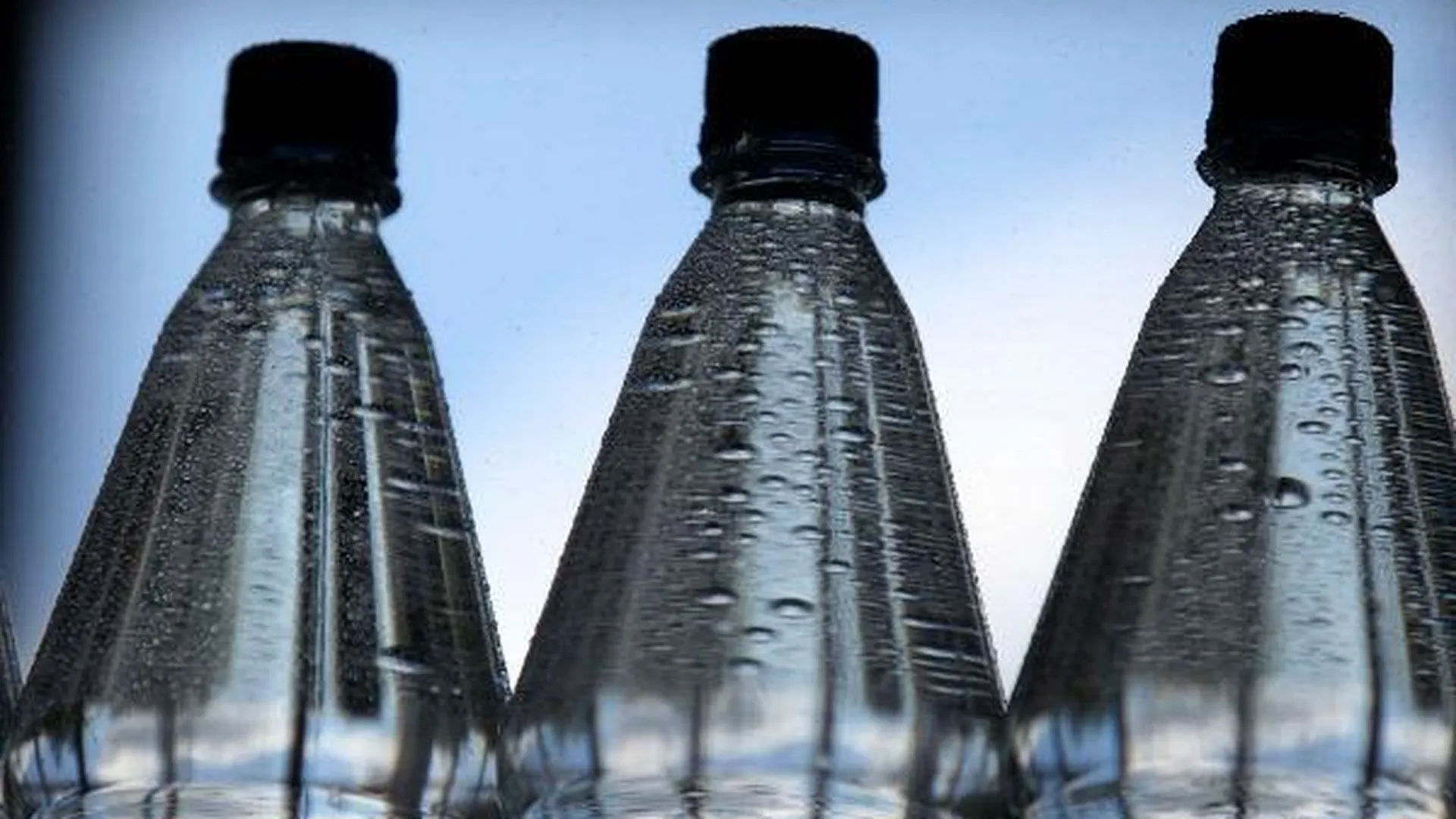 Четыреста пятьдесят бутылок с водой раздали пассажирам метро из-за жары