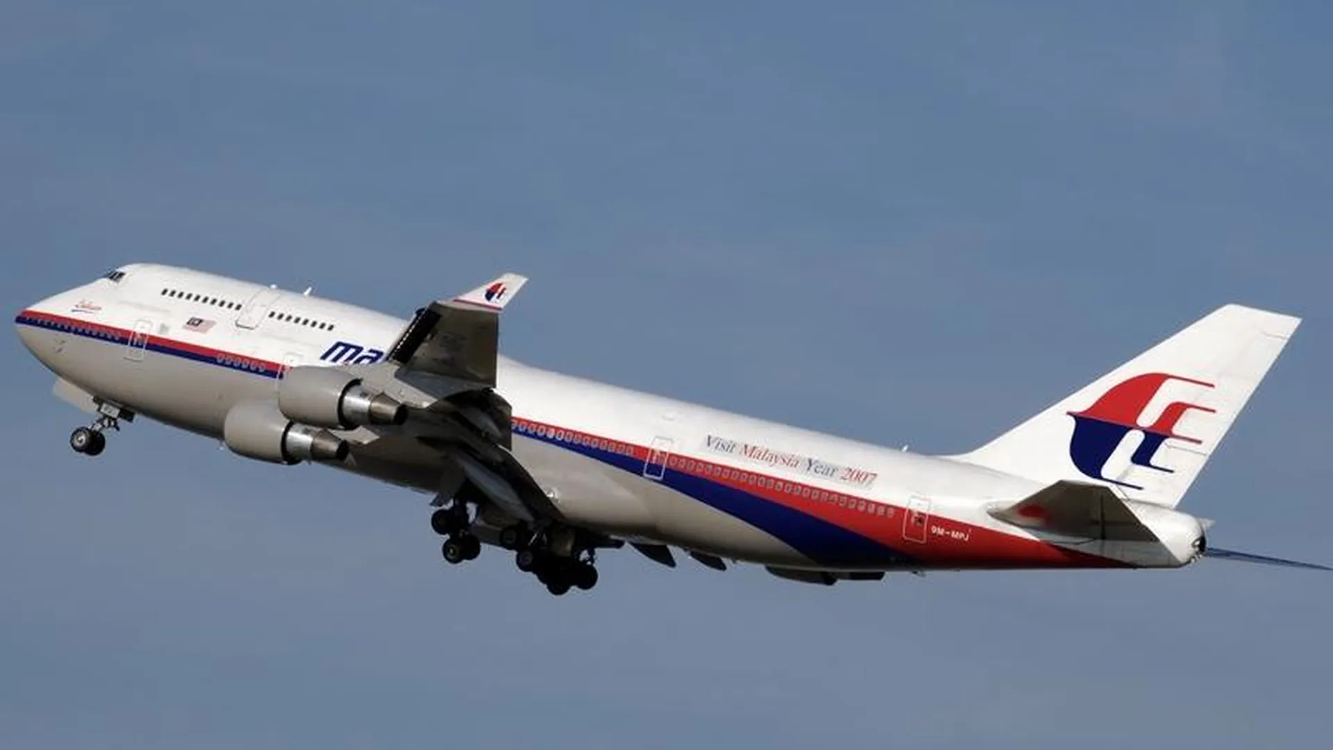 Самолет Malaysia Airlines попал в зону сильной турбулентности, 34 человека получили травмы
