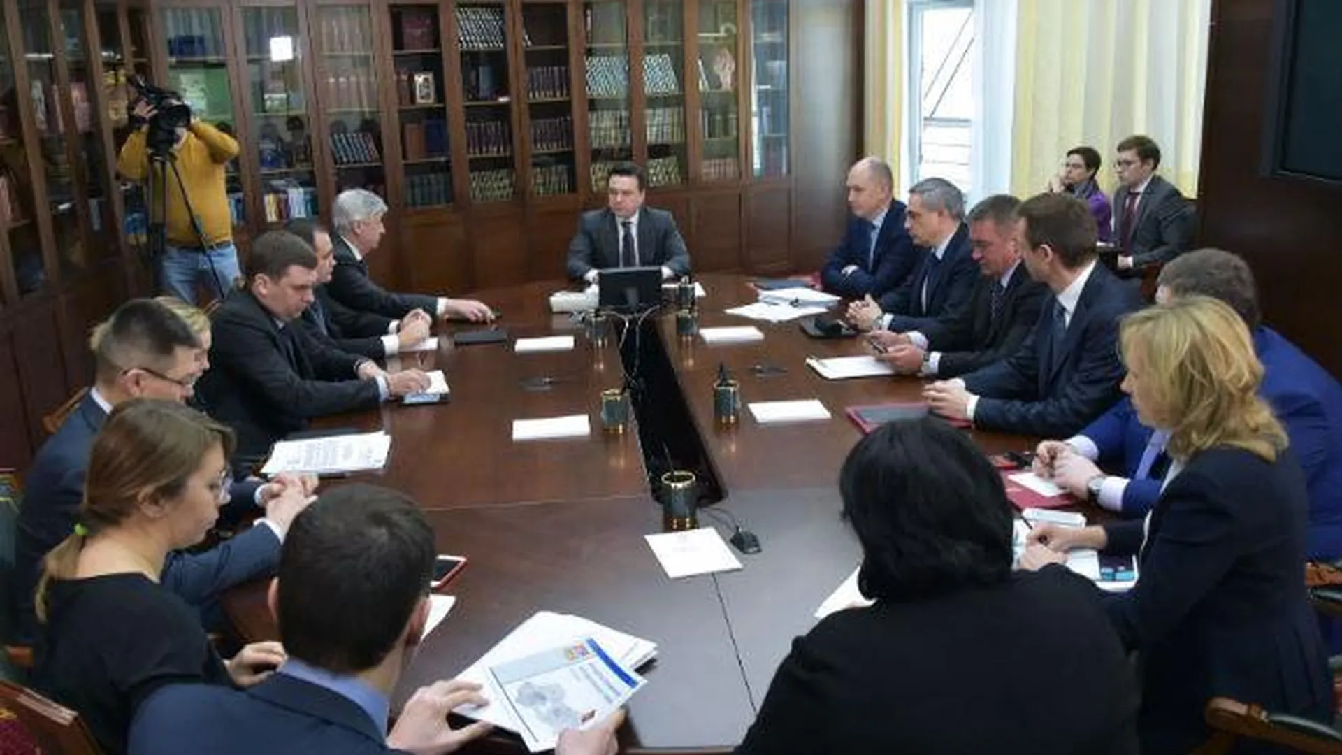 Губернатор обсудил с зампредами модернизацию ЖКХ в Рошале 