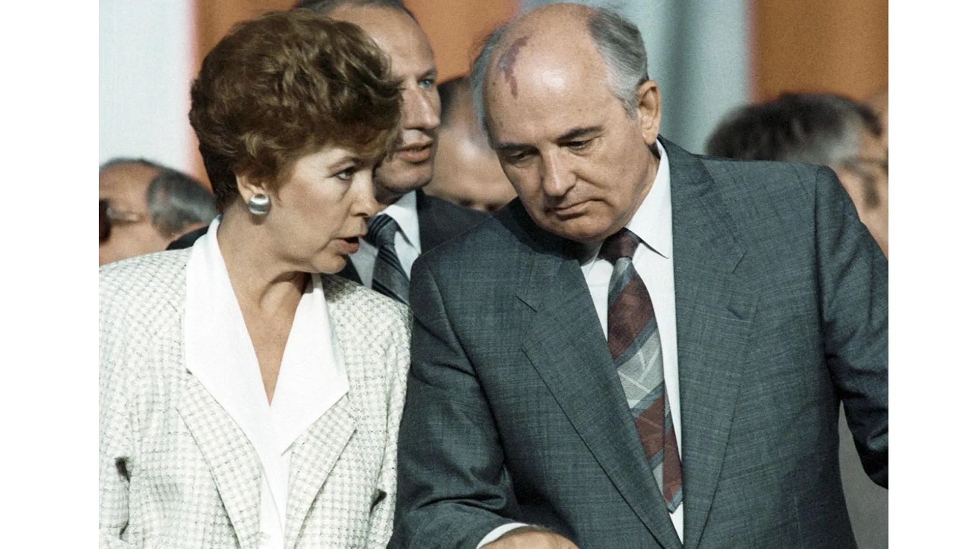 Раиса и Михаил Горбачевы во время поездки в Польшу, 1988 год