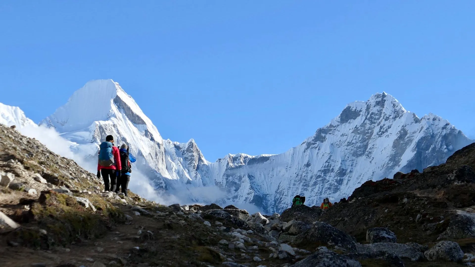 Двенадцать альпинистов погибли на Эвересте в этом сезоне