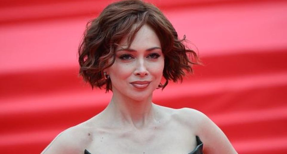 Актриса Настасья Самбурская снялась в откровенной позе в полупрозрачном платье