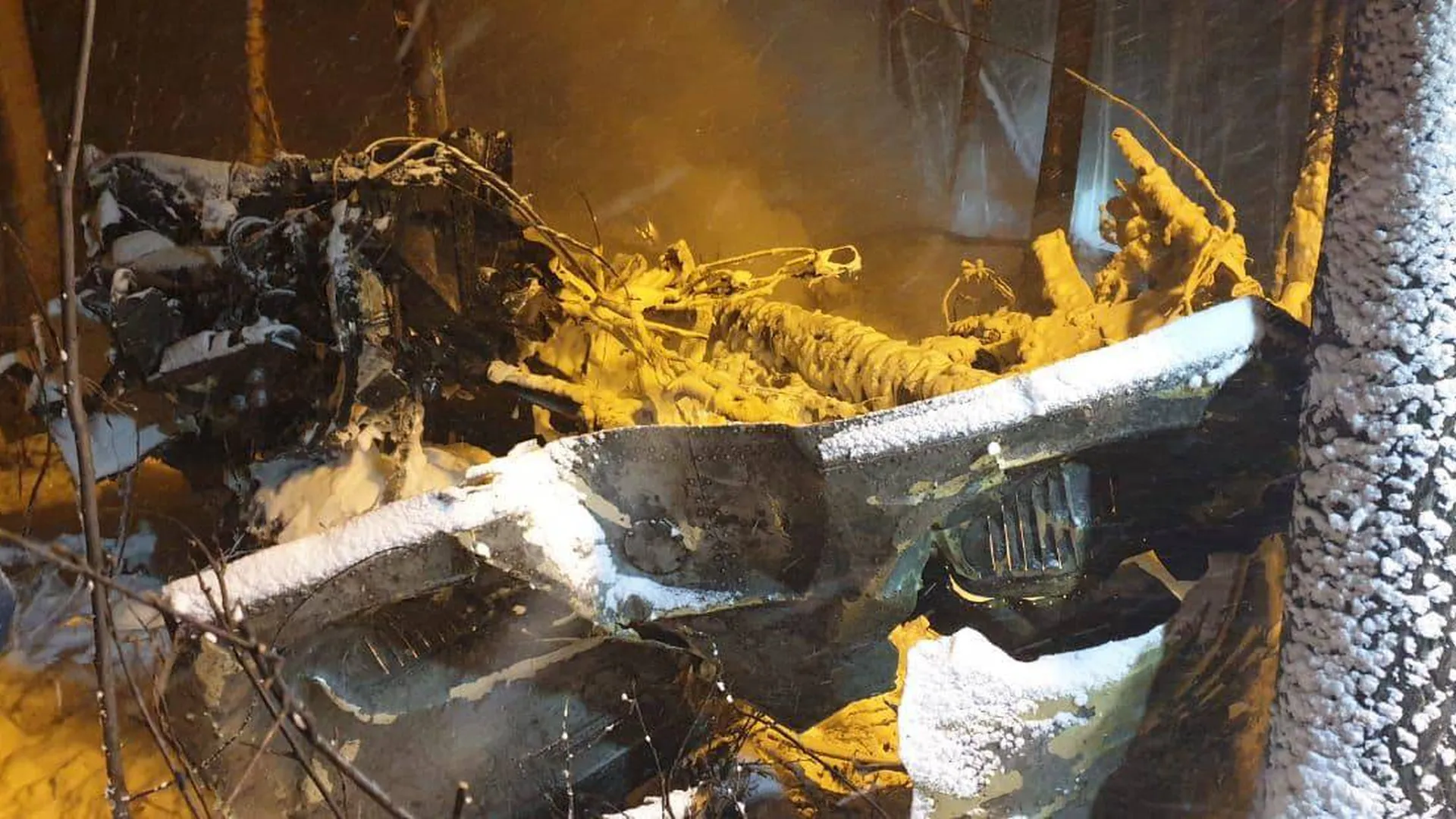 Появились кадры с обломками упавшего под Иркутском самолета Ан-12