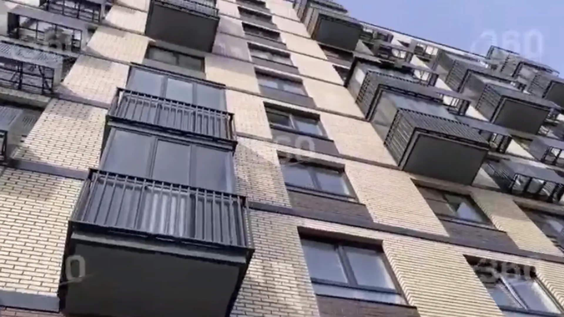 Многоэтажку, где сдавали квартиру террористу Фаридуни, сняли на видео