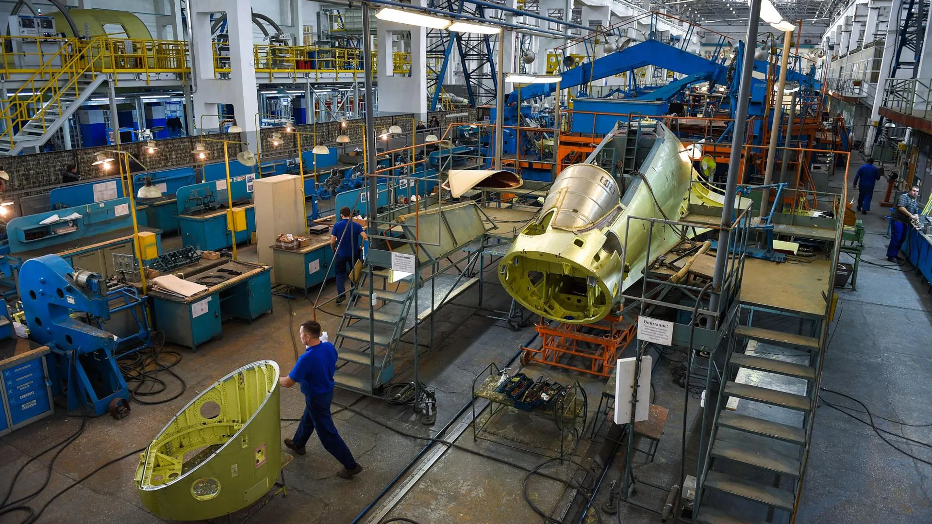 Сборка многоцелевых истребителей четвертого поколения СУ-30 на Иркутском авиационном заводе. Фото: Aleksey Ivanov / TV Zvezda